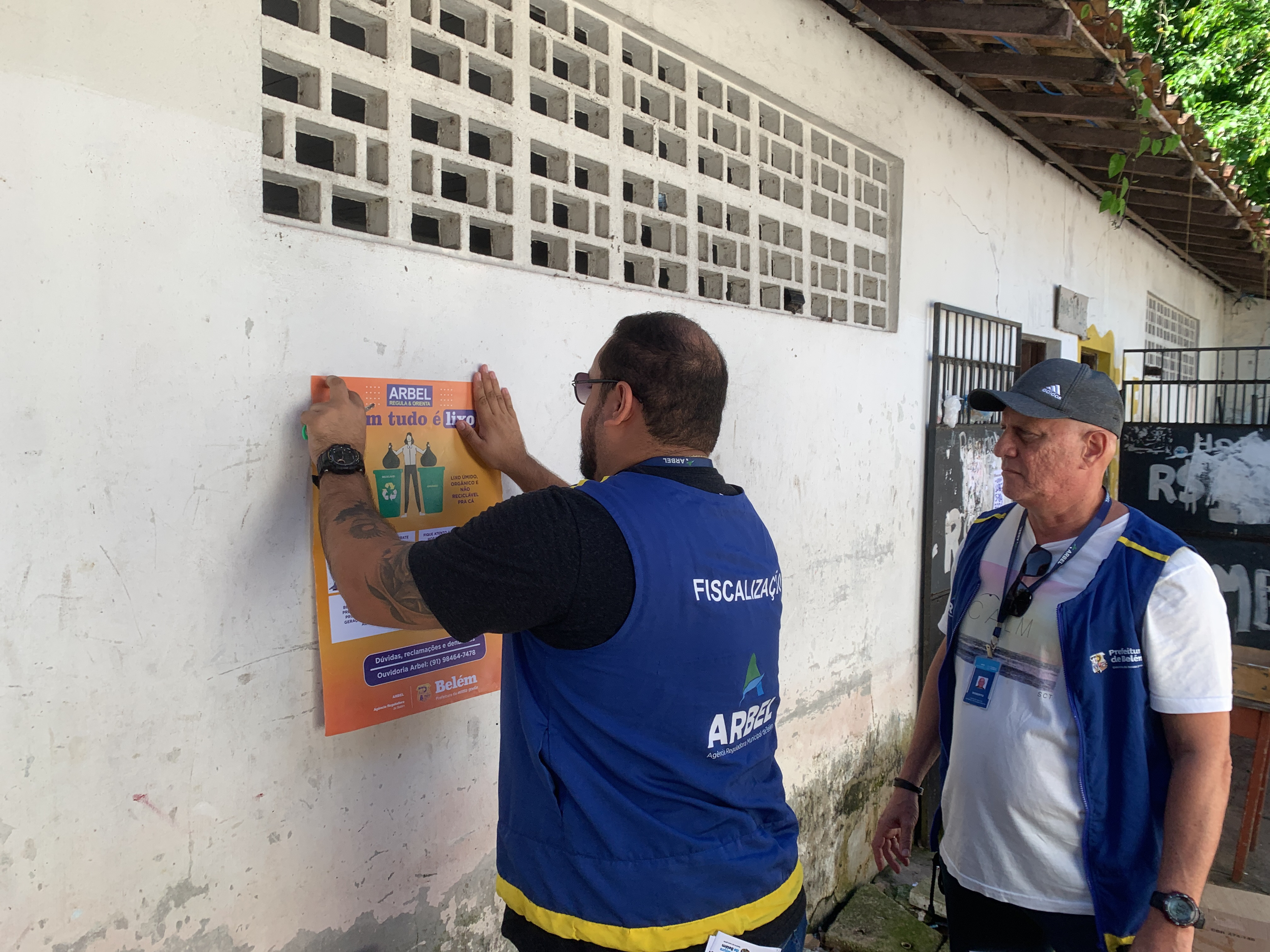 Comerciantes e moradores de Icoaraci recebem orientações sobre o descarte correto do lixo