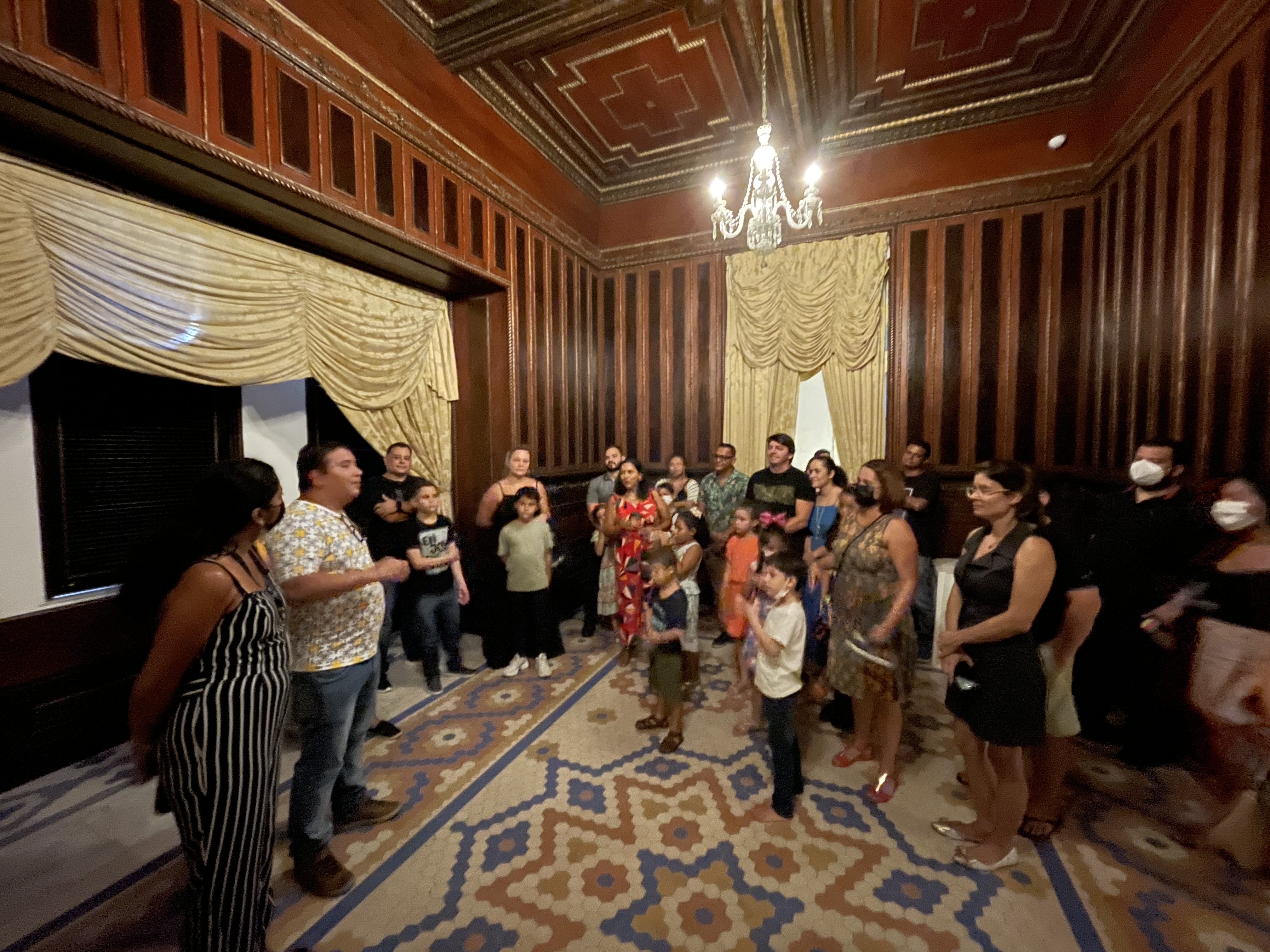 Palacete Bolonha recebe mais de 30 crianças para visitação noturna 