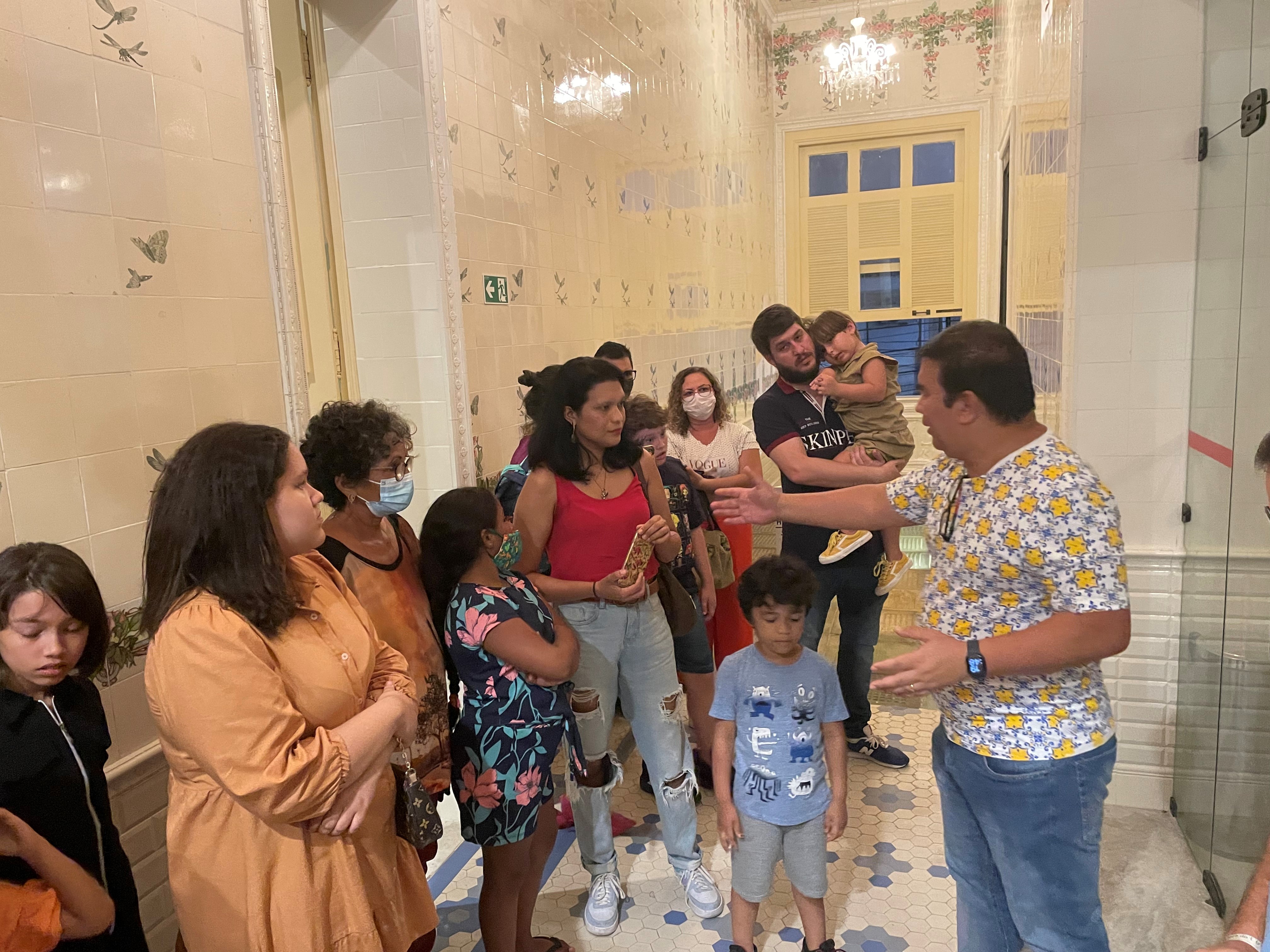 Palacete Bolonha recebe mais de 30 crianças para visitação noturna 