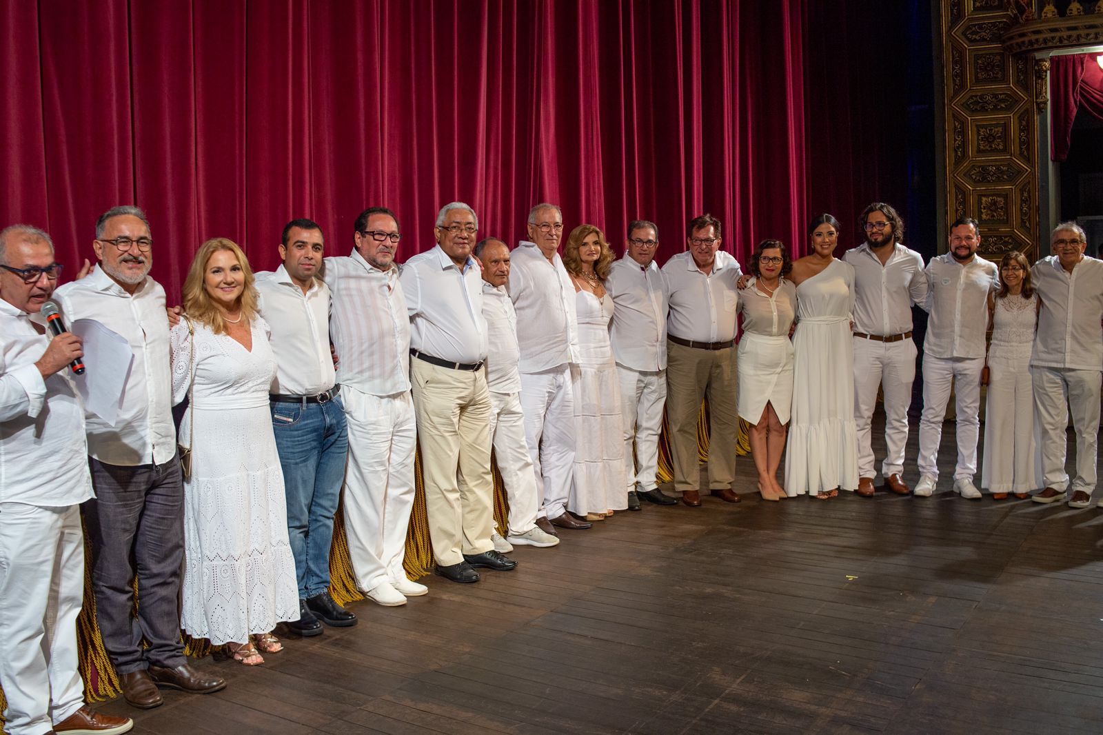 Profissionais de saúde que atuaram na pandemia são homenageados no Theatro da Paz