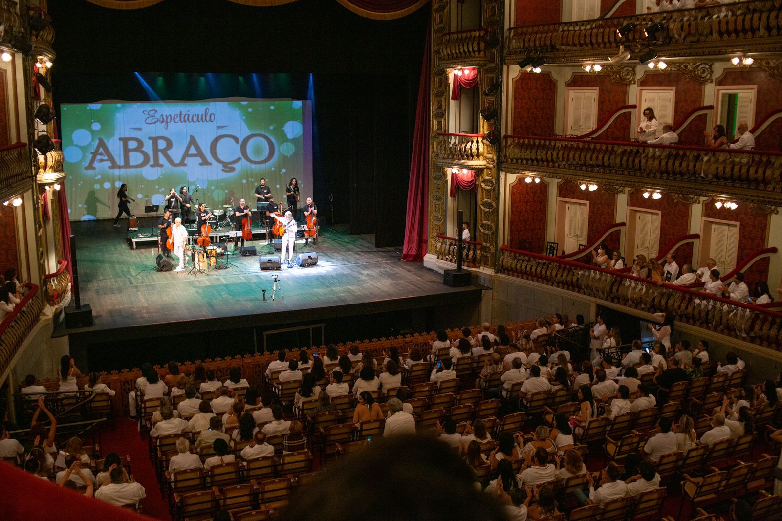 Profissionais de saúde que atuaram na pandemia são homenageados no Theatro da Paz