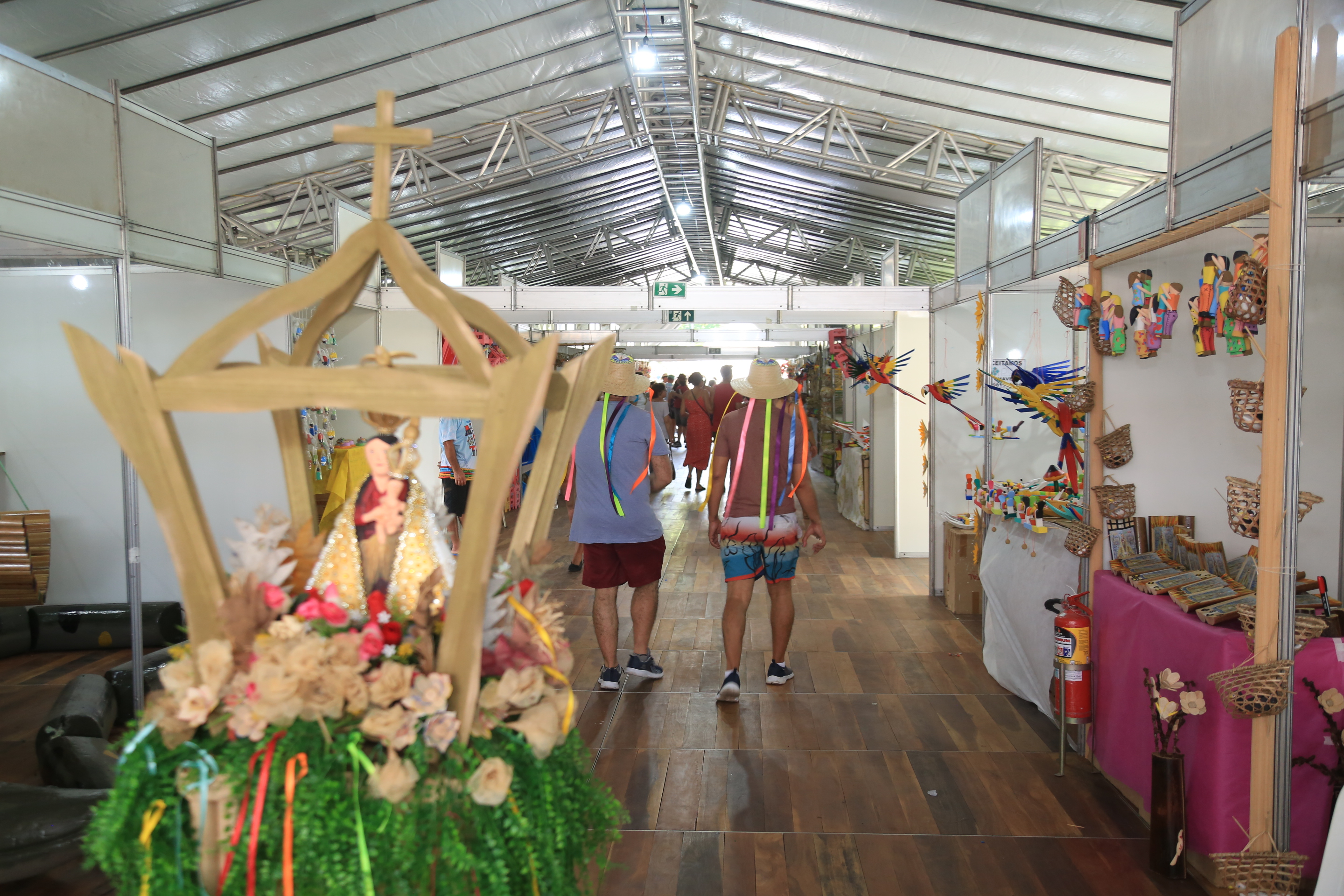 Tradição é mantida e prefeito de Belém recebe imagem da santa após Círio Fluvial, apesar de especulações 