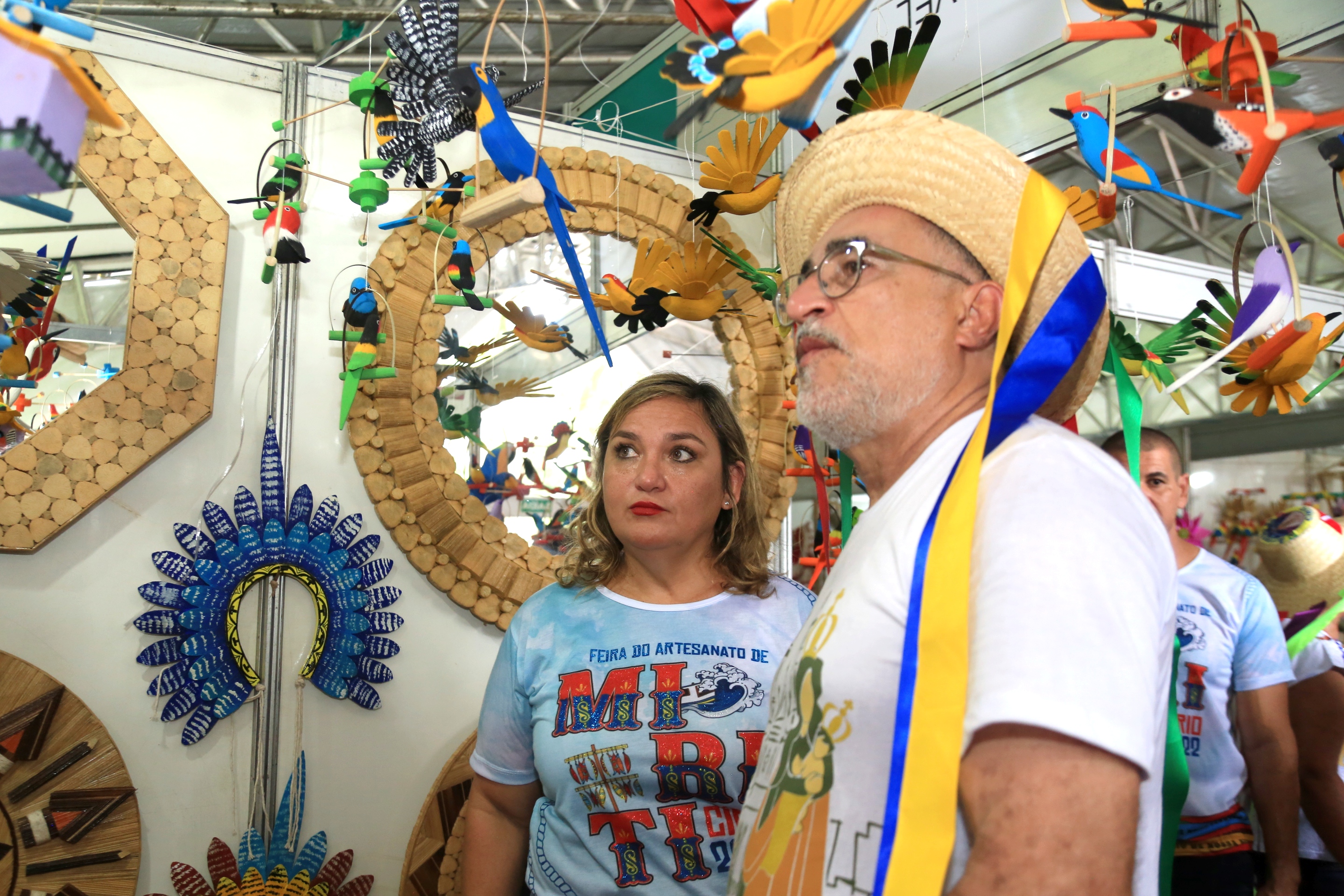 Tradição é mantida e prefeito de Belém recebe imagem da santa após Círio Fluvial, apesar de especulações 