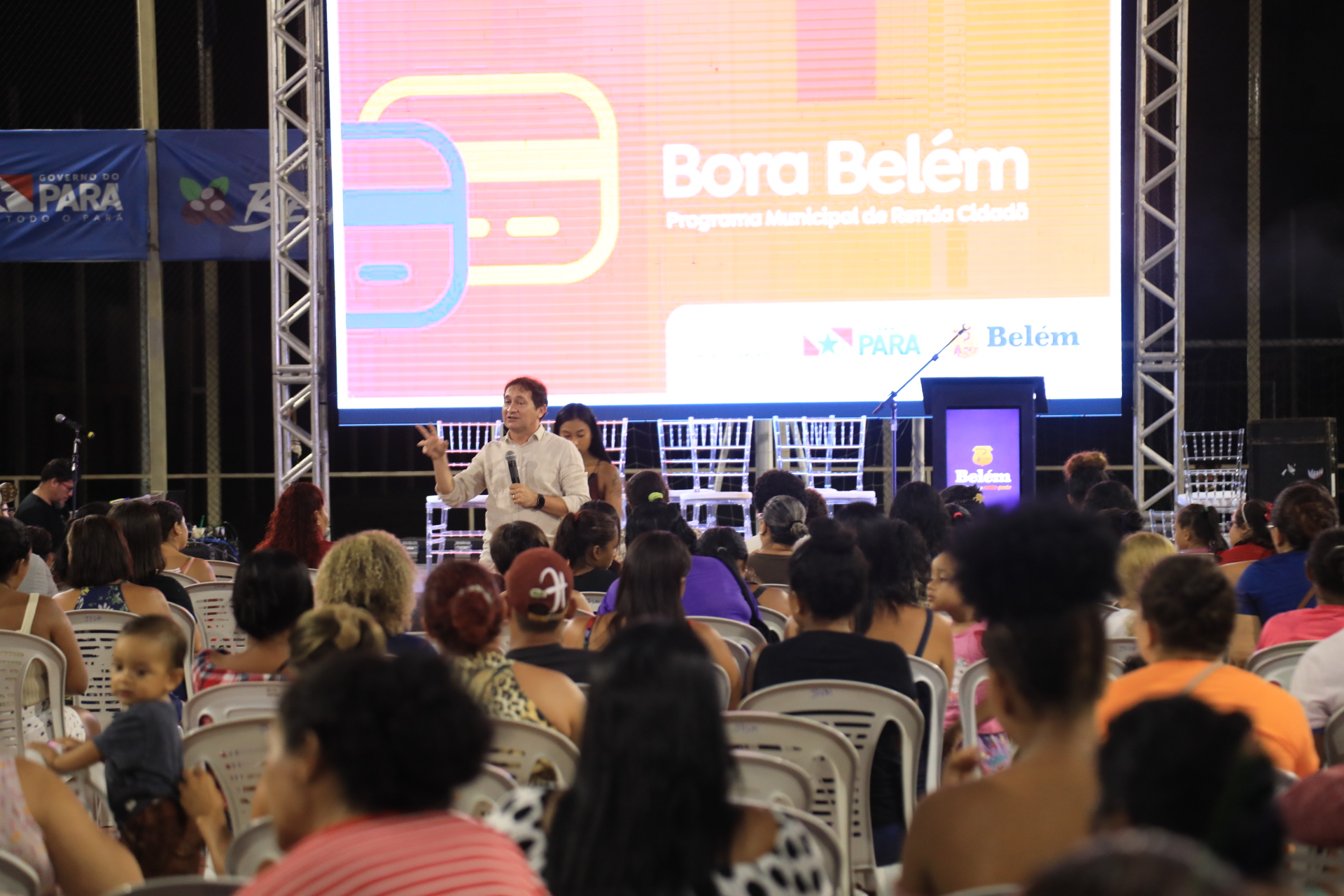 Moradores dos bairros do Bengui e Tapanã comemoram o recebimento do Bora Belém 