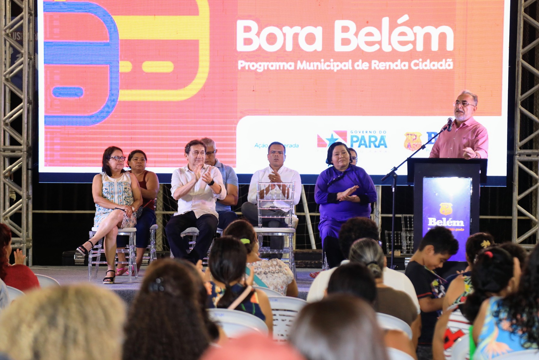 Moradores dos bairros do Bengui e Tapanã comemoram o recebimento do Bora Belém 