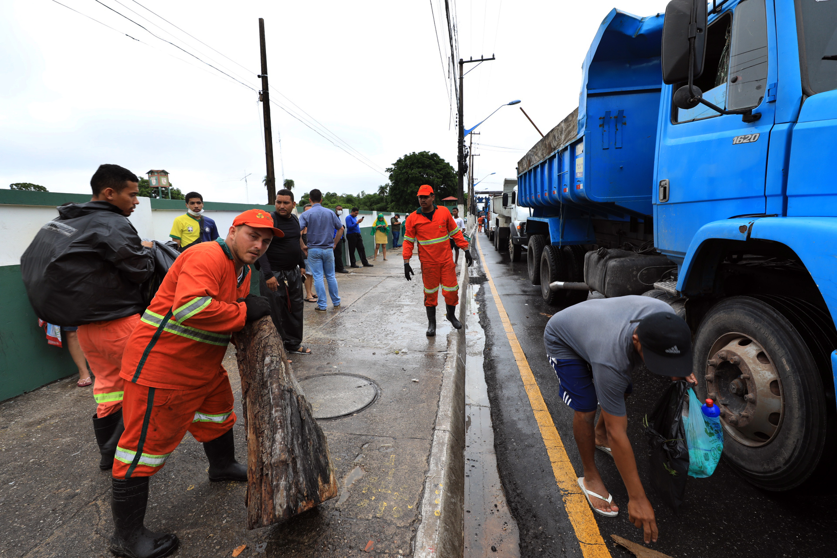 Prefeitura faz operação pra liberar acesso às calçadas obstruídas por grupos antidemocráticos