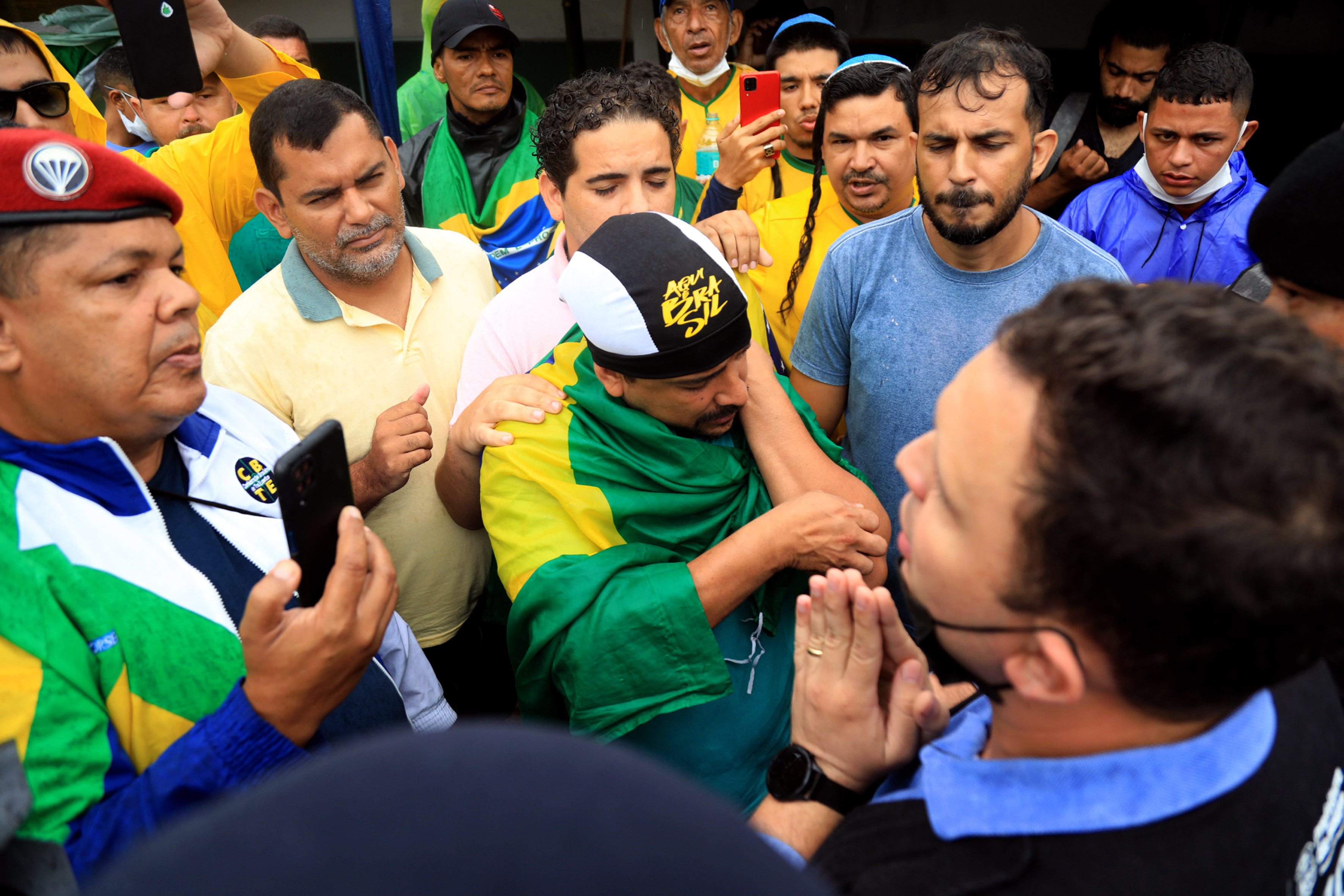 Prefeitura faz operação pra liberar acesso às calçadas obstruídas por grupos antidemocráticos