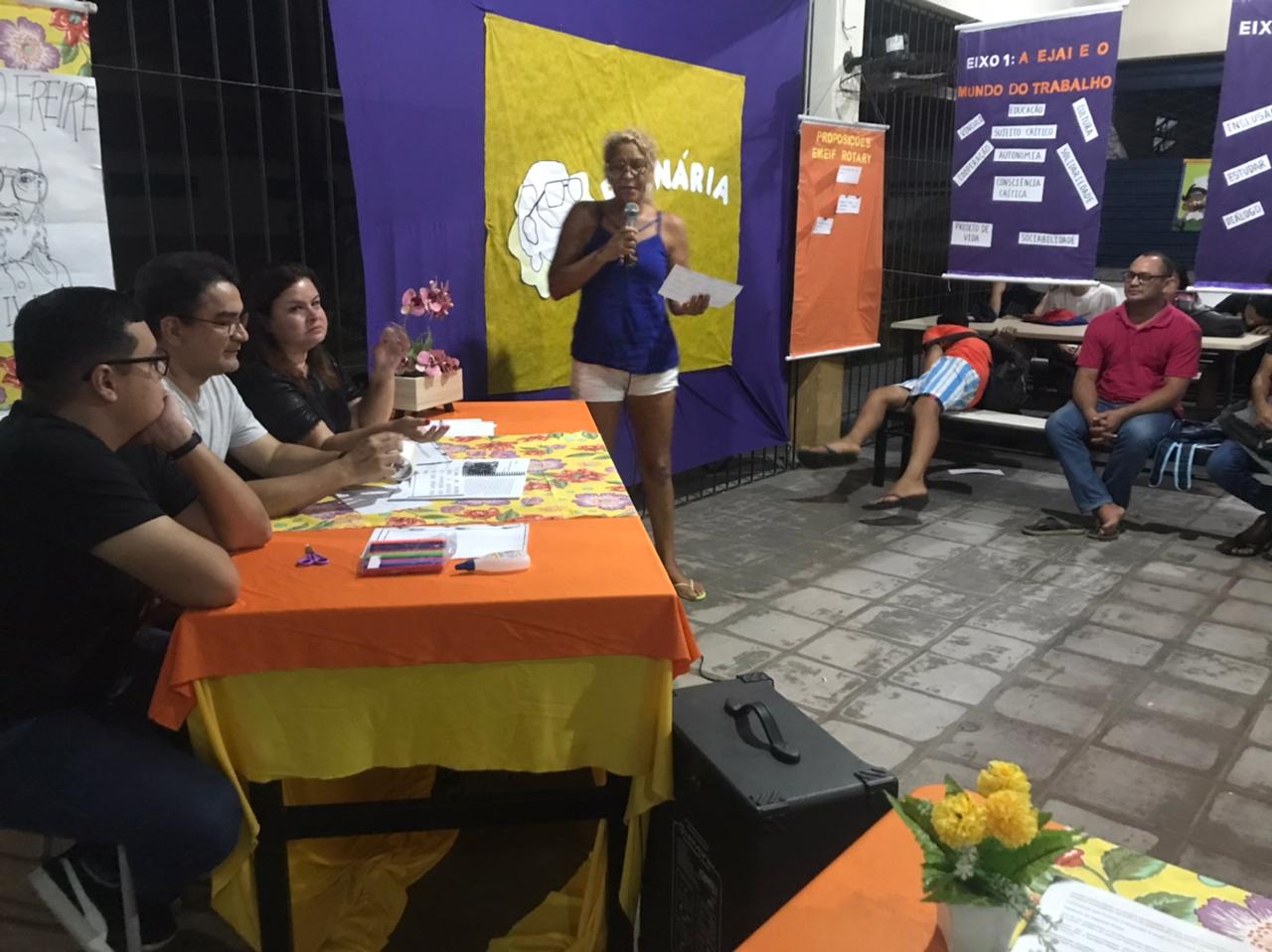 Estudantes sinalizam em fórum municipal as demandas para o programa de educação para jovens, adultos e idosos