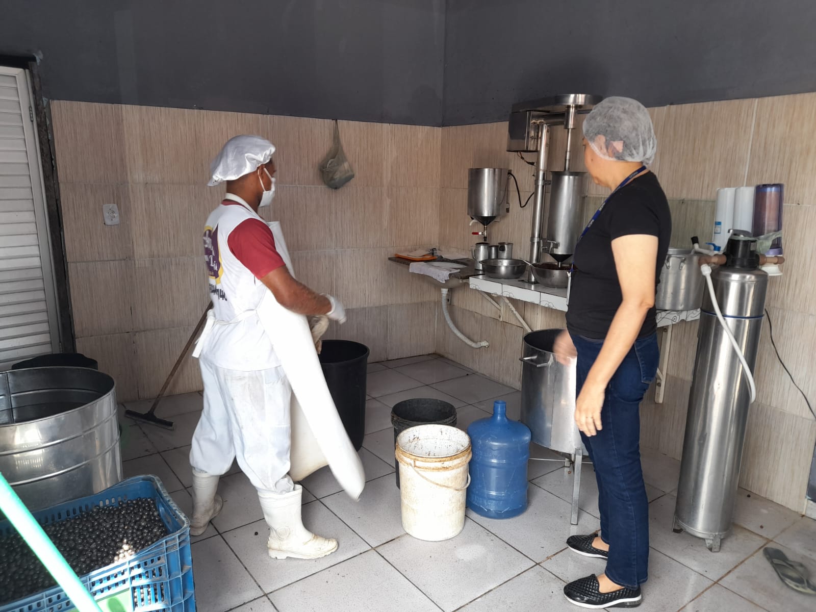 Estabelecimentos que vendem açaí na Pratinha passam por vistoria