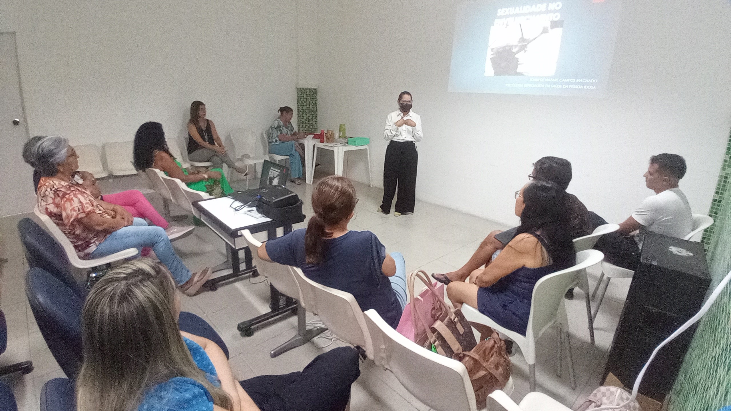 Aposentados e pensionistas municipais recebem orientações sobre sexualidade no envelhecimento