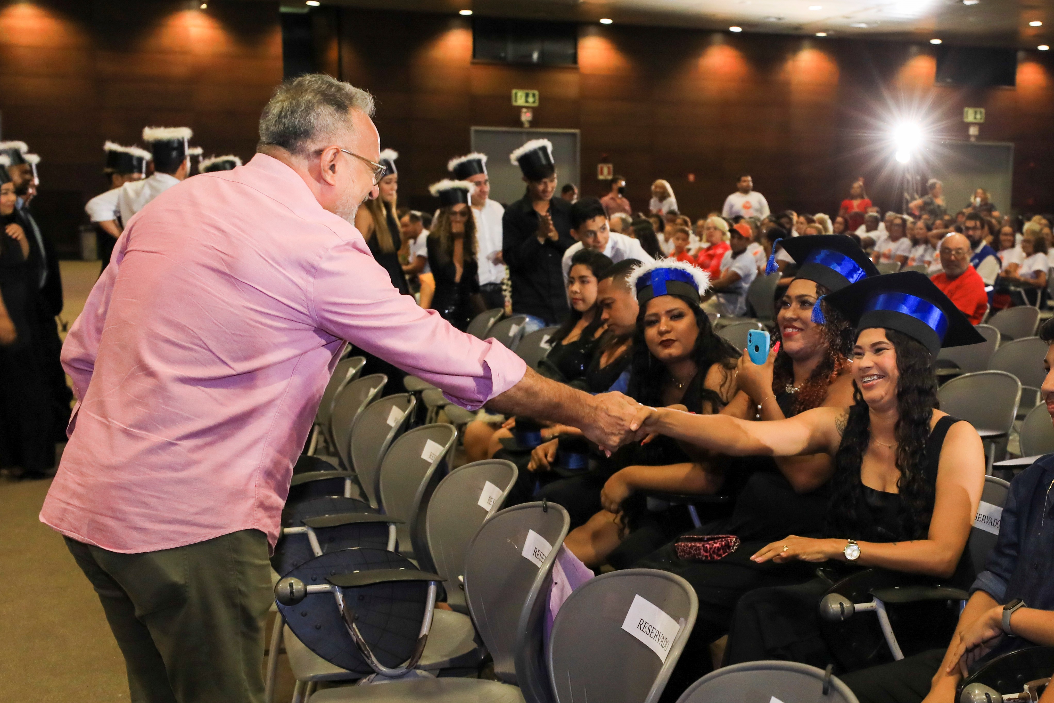 Prefeitura realiza festa para comemorar alfabetização de 1.215 jovens, adultos e idosos