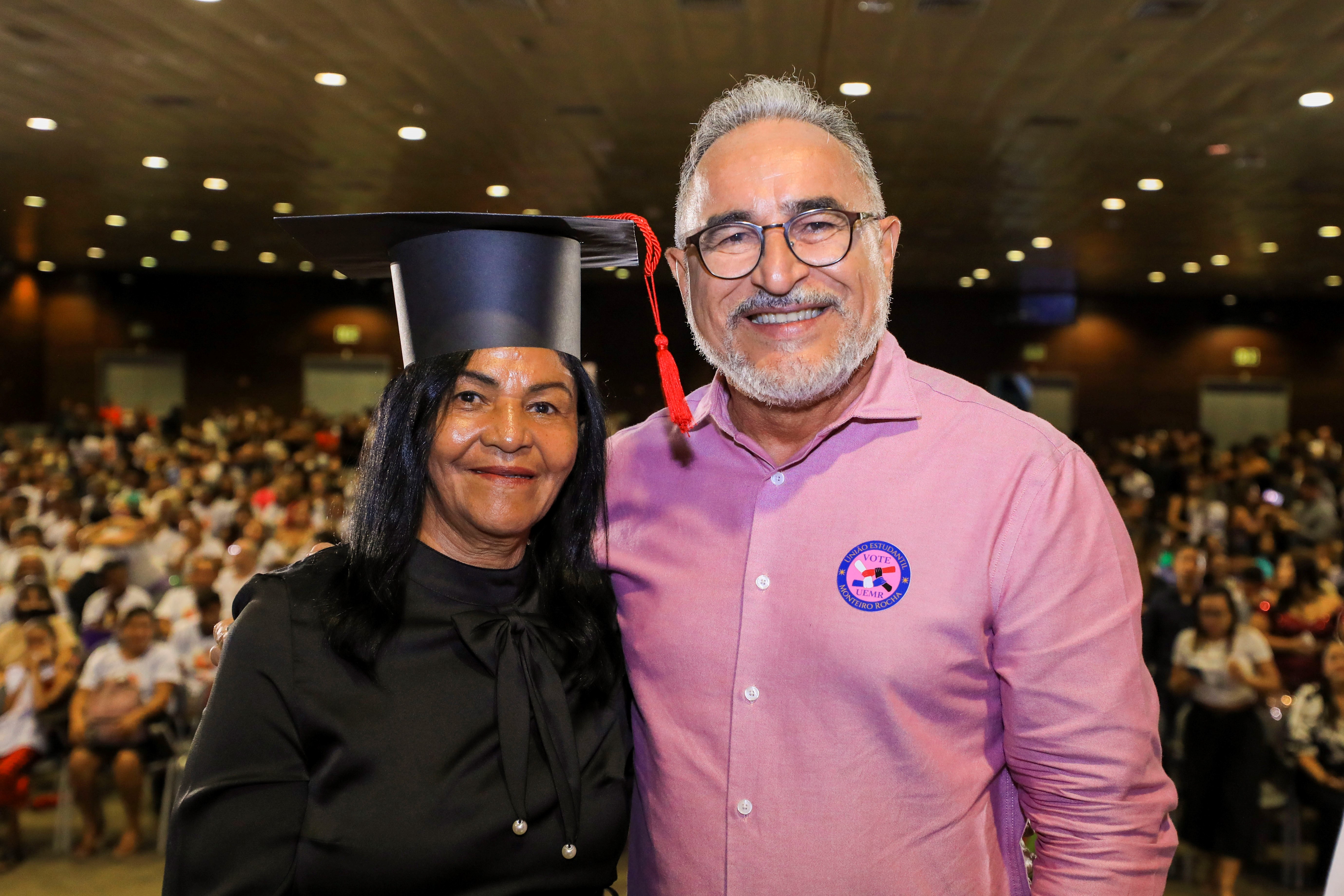 Prefeitura realiza festa para comemorar alfabetização de 1.215 jovens, adultos e idosos