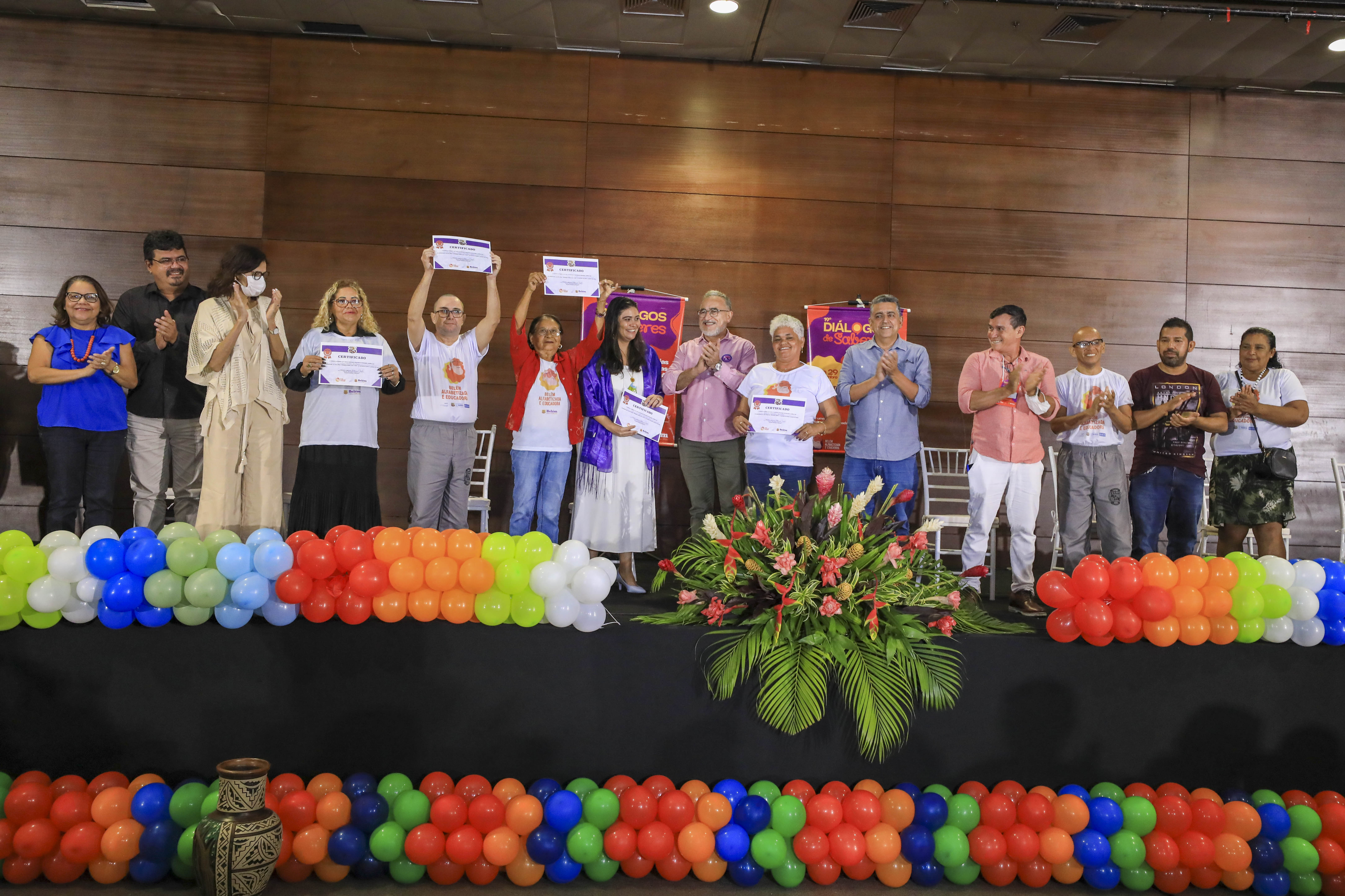 Prefeitura realiza festa para comemorar alfabetização de 1.215 jovens, adultos e idosos