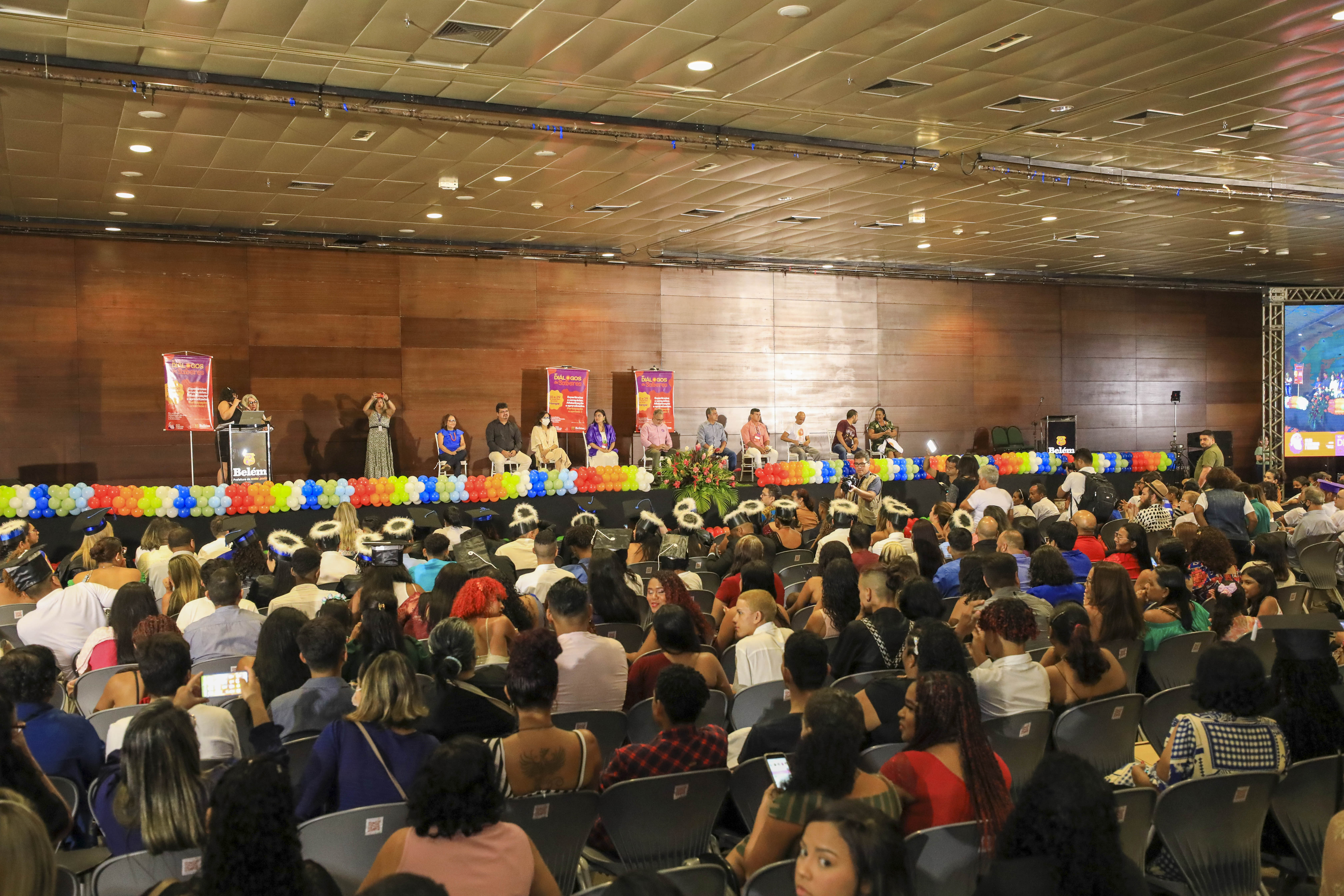 Prefeitura realiza festa para comemorar alfabetização de 1.215 jovens, adultos e idosos