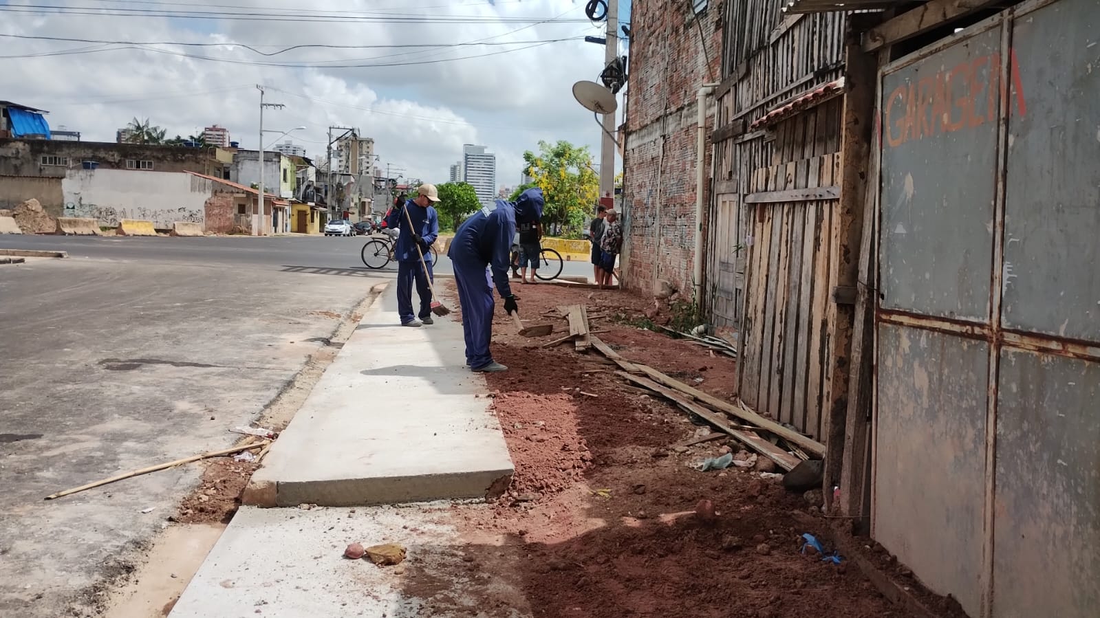 Prefeitura agiliza conclusão de calçadas na avenida Bernardo Sayão