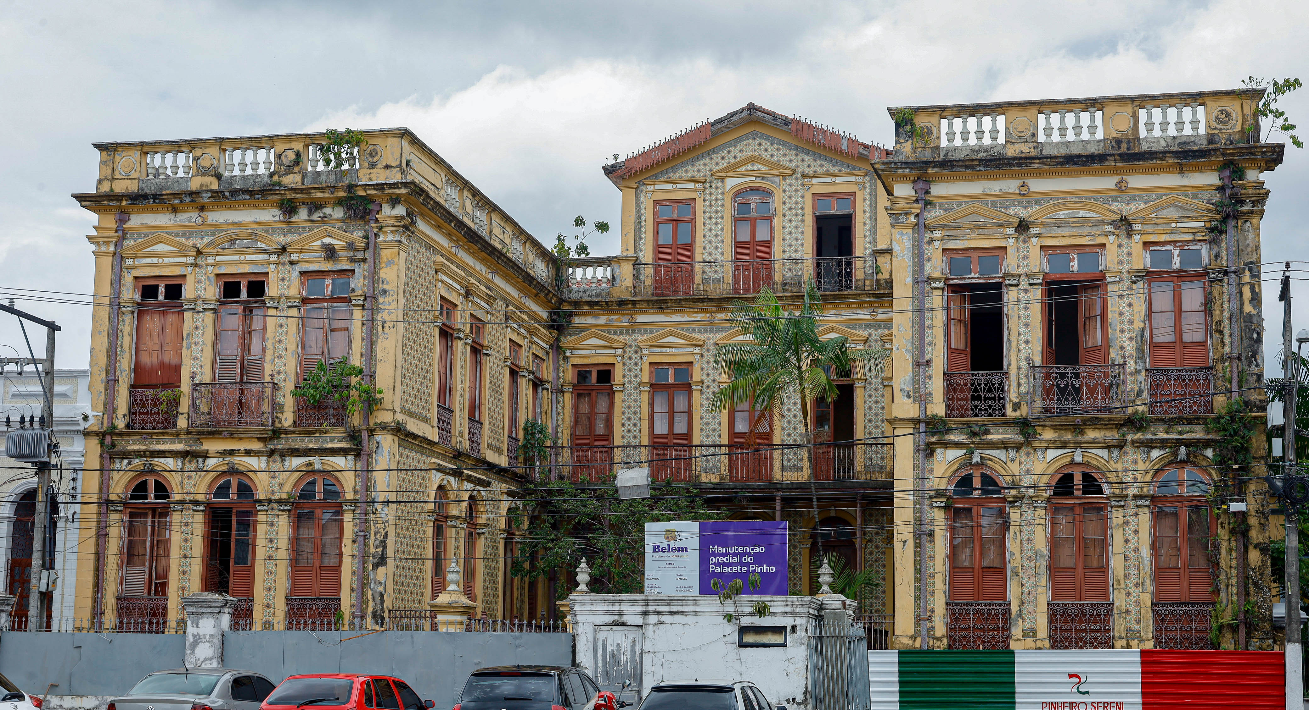 Técnicos da Prefeitura de Belém fazem supervisão às obras de reforma e restauração do Palacete Pinho