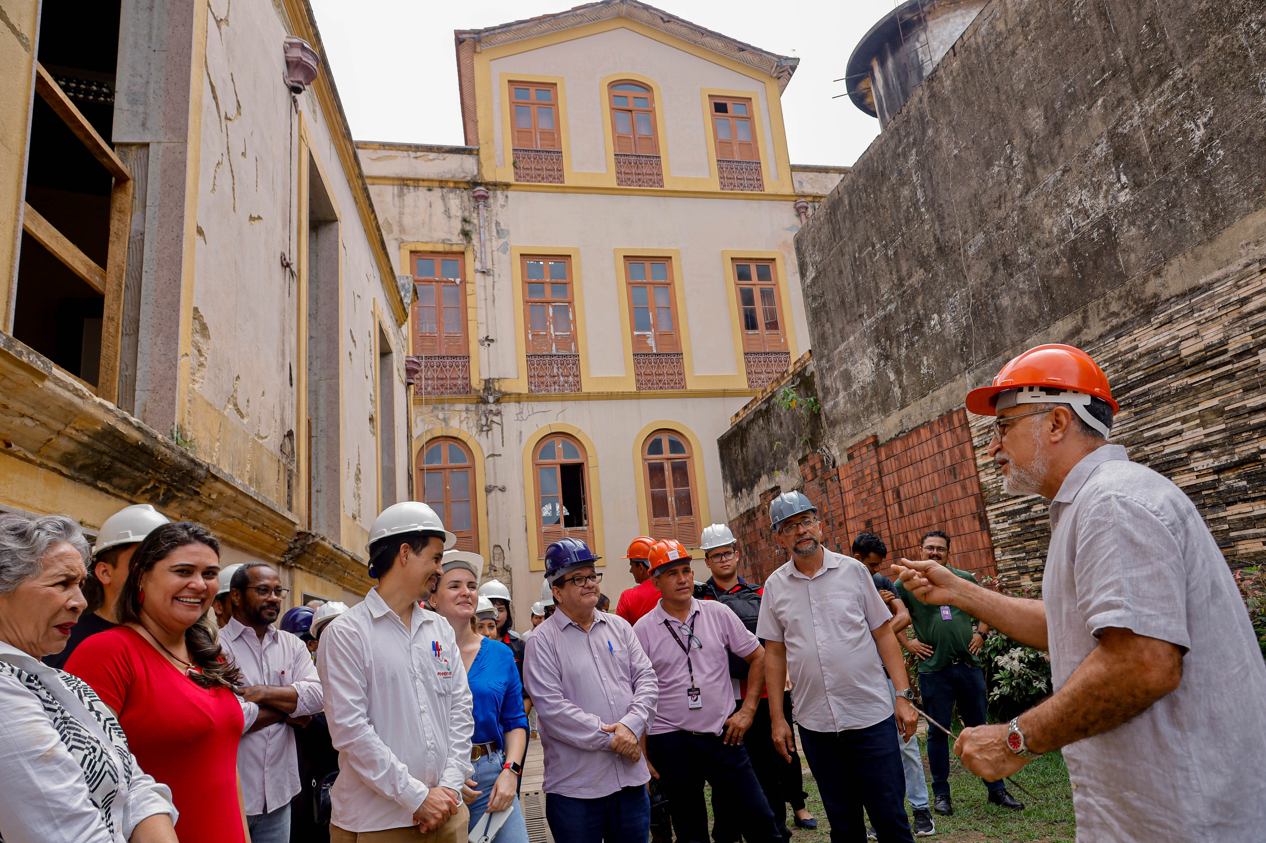 Técnicos da Prefeitura de Belém fazem supervisão às obras de reforma e restauração do Palacete Pinho