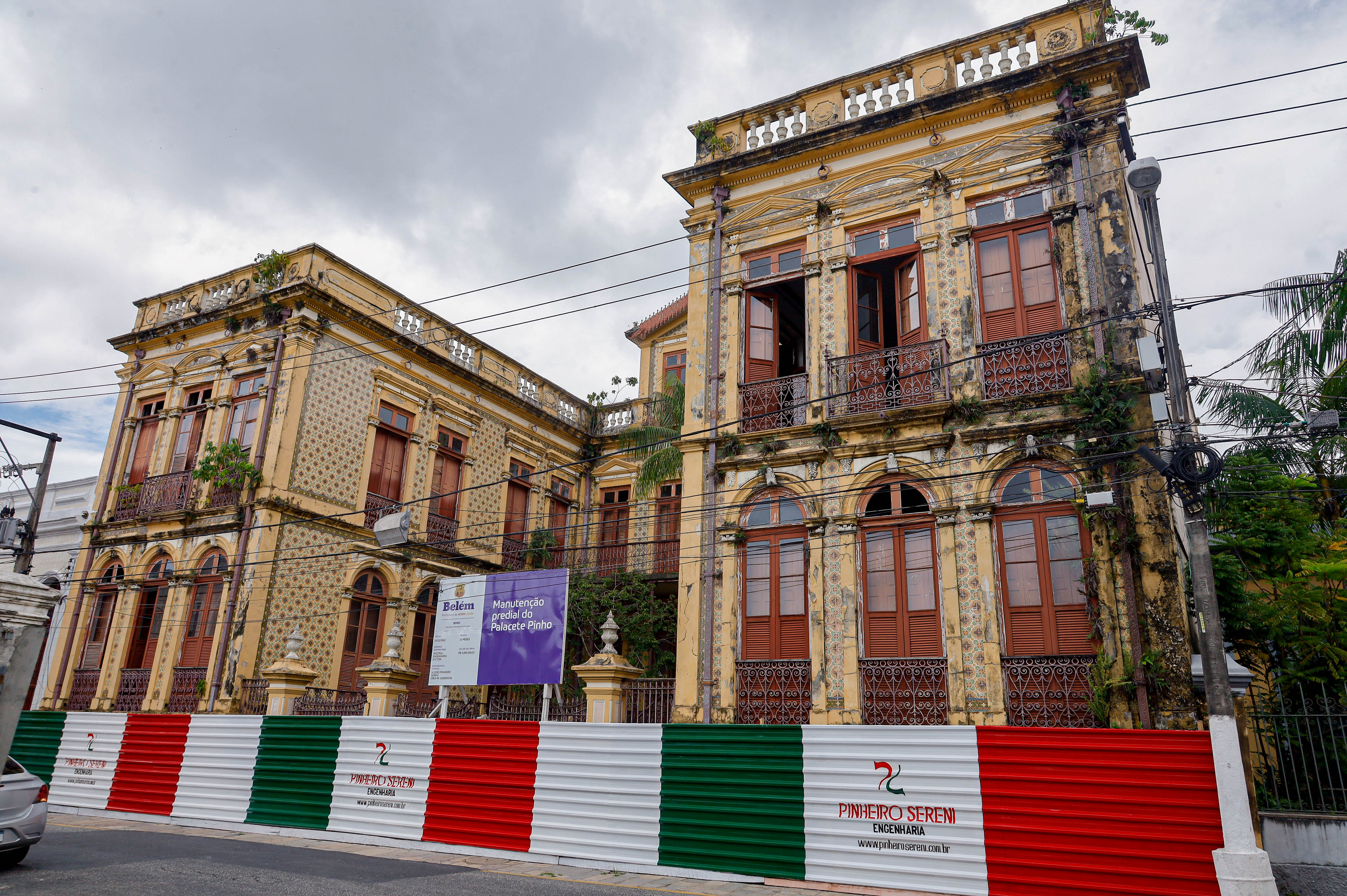Técnicos da Prefeitura de Belém fazem supervisão às obras de reforma e restauração do Palacete Pinho
