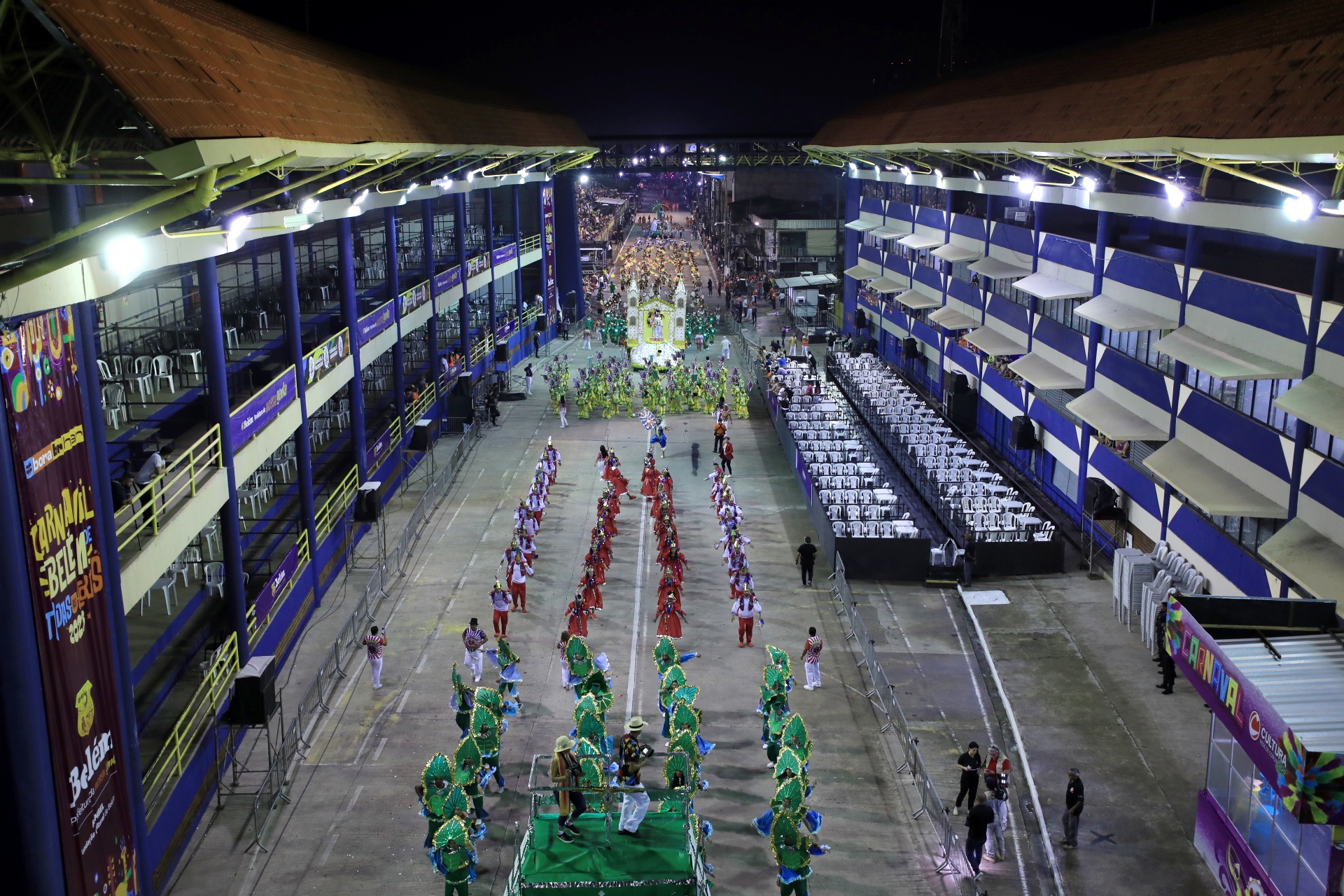 Todas as cores da alegria explodem no início do carnaval de Belém, com as escolas do segundo grupo