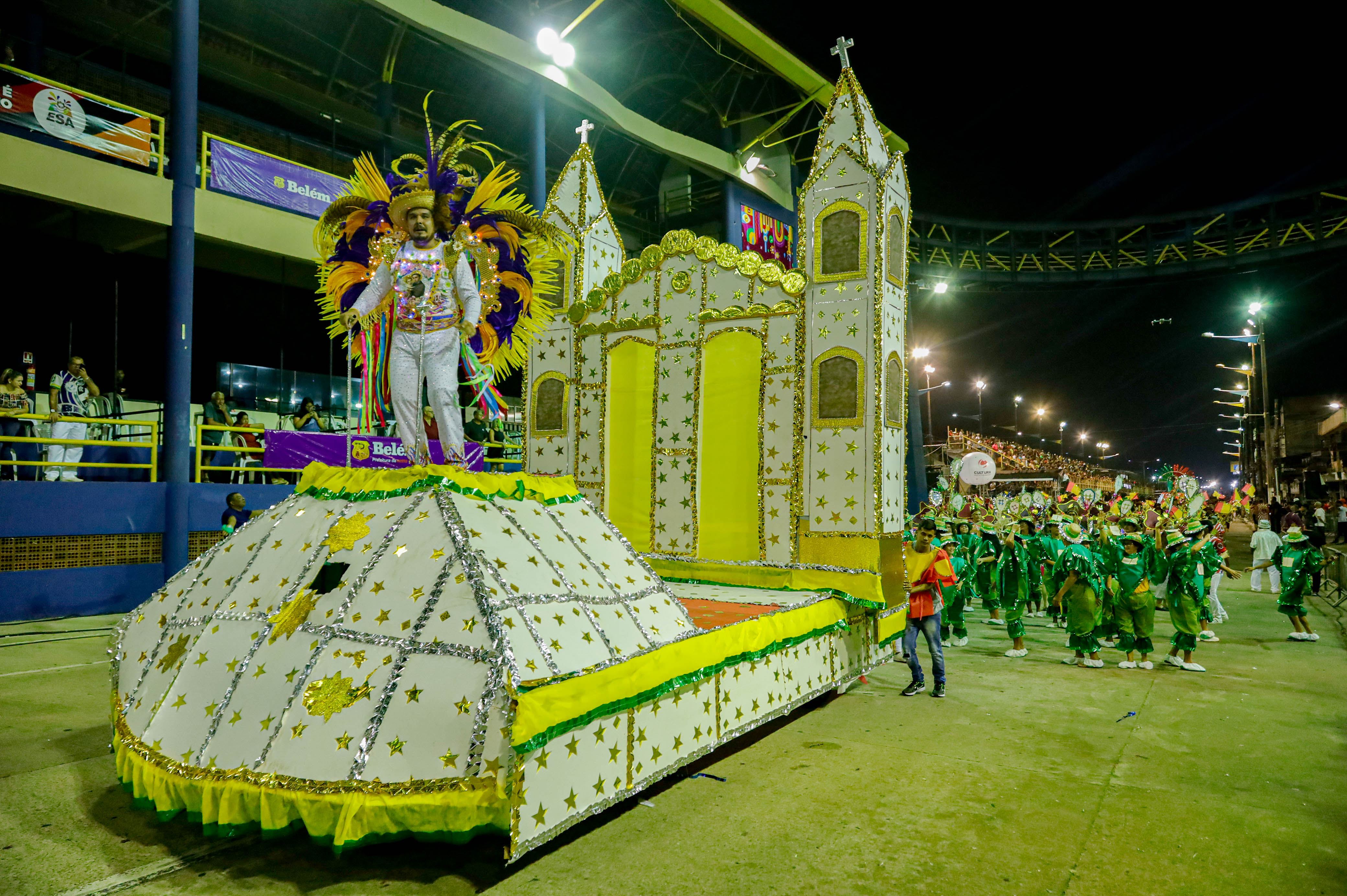 Todas as cores da alegria explodem no início do carnaval de Belém, com as escolas do segundo grupo
