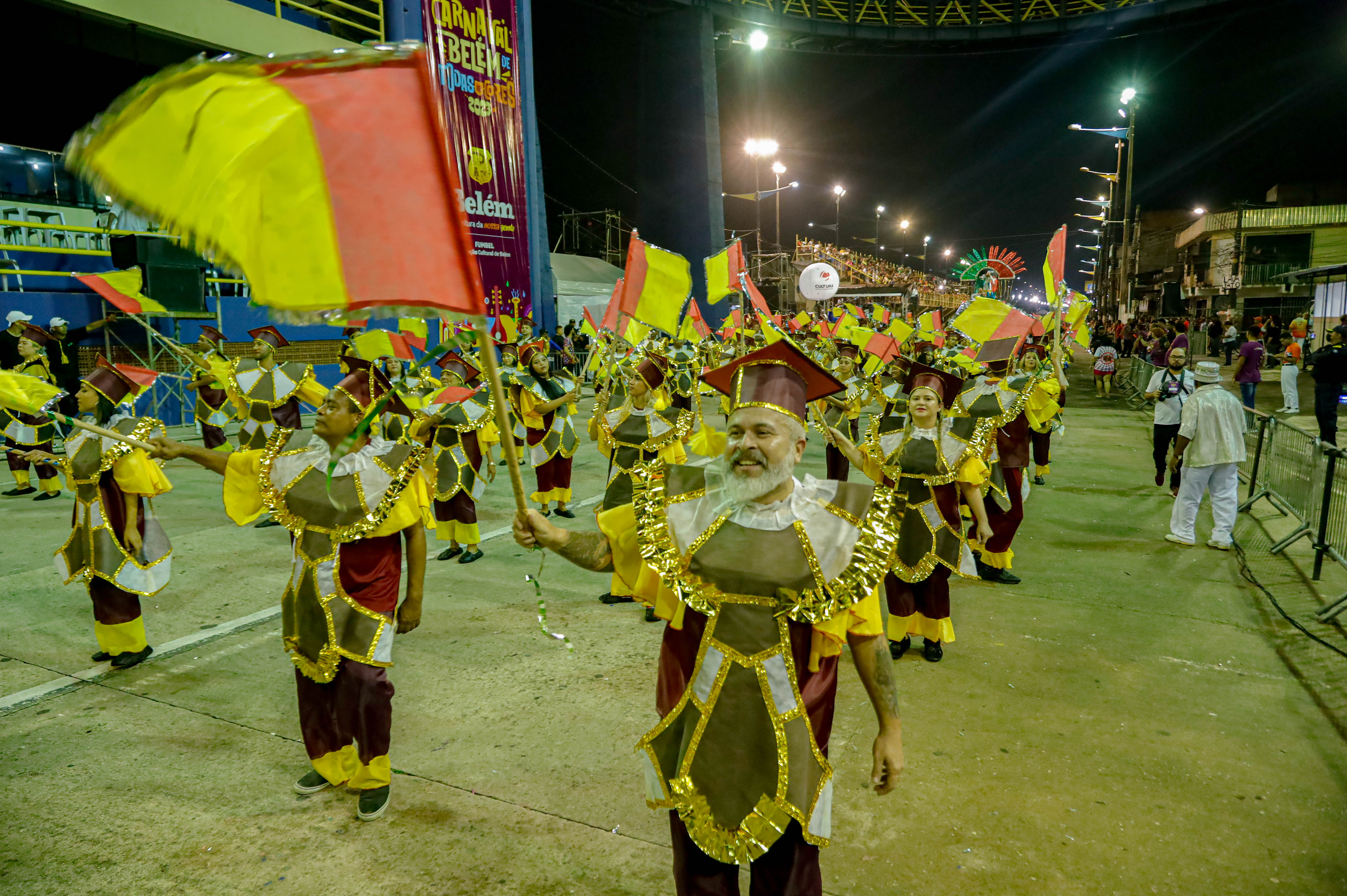 Todas as cores da alegria explodem no início do carnaval de Belém, com as escolas do segundo grupo