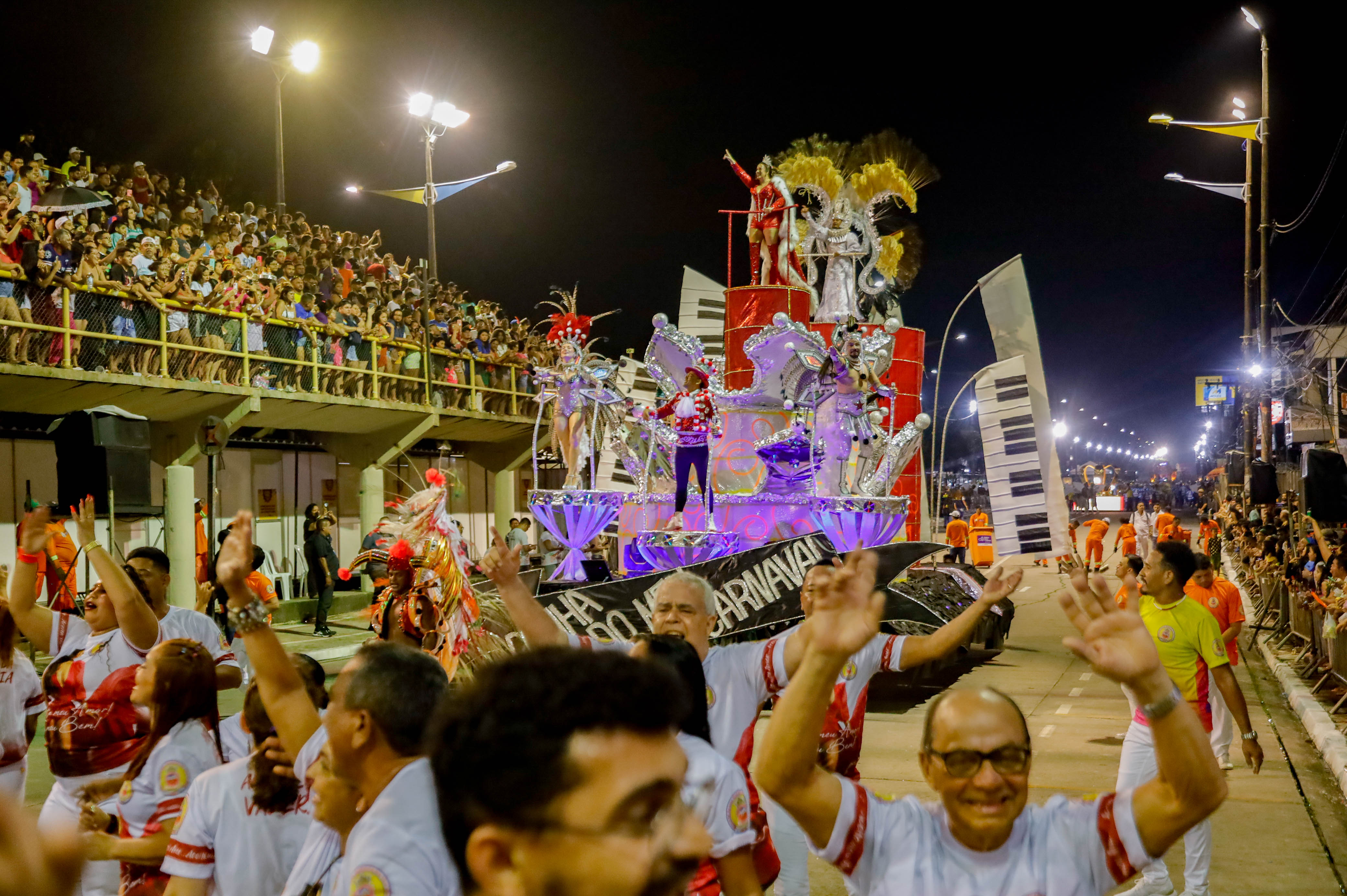 Todas as cores da alegria explodem no início do carnaval de Belém, com as escolas do segundo grupo