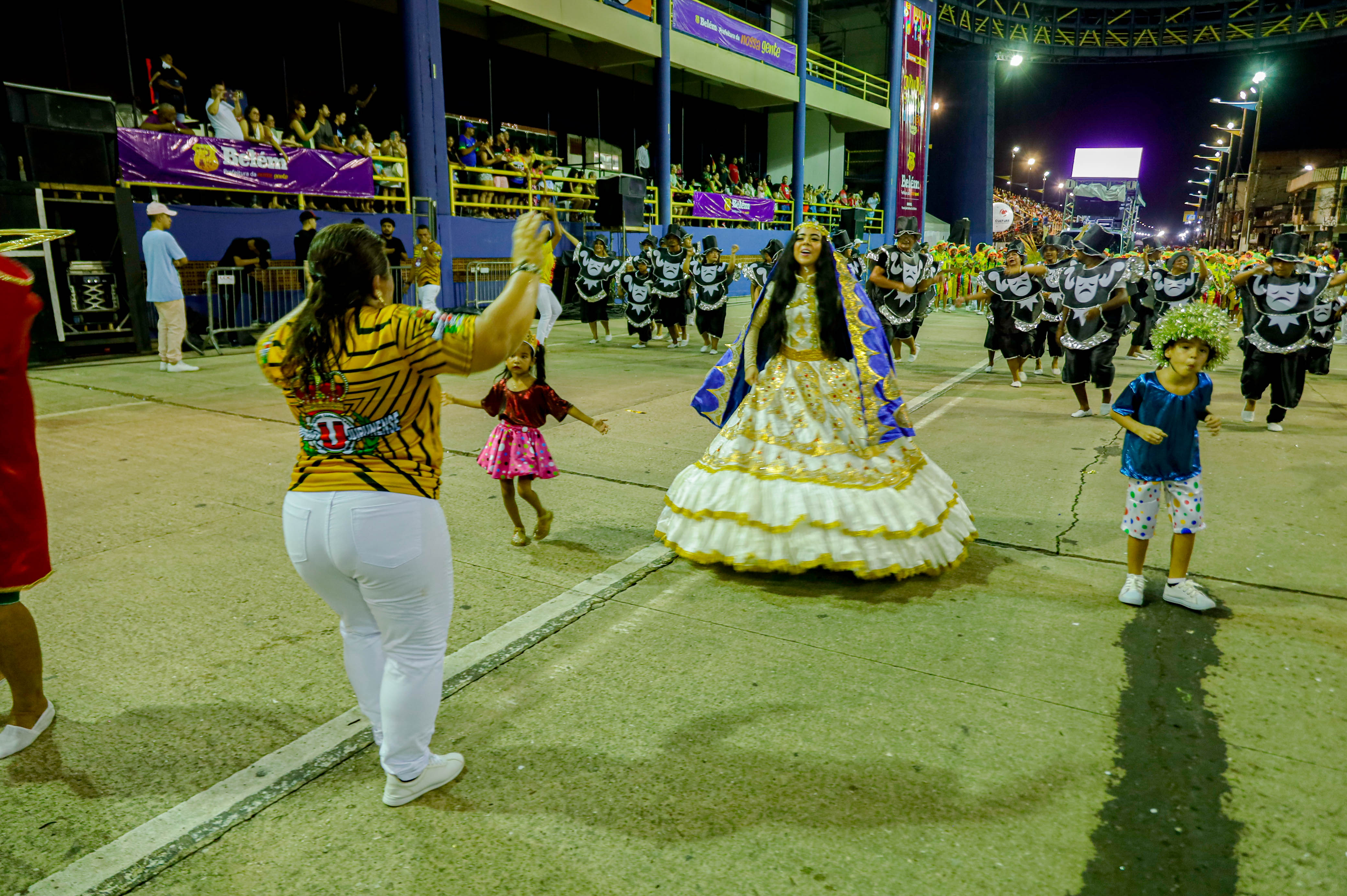 Todas as cores da alegria explodem no início do carnaval de Belém, com as escolas do segundo grupo