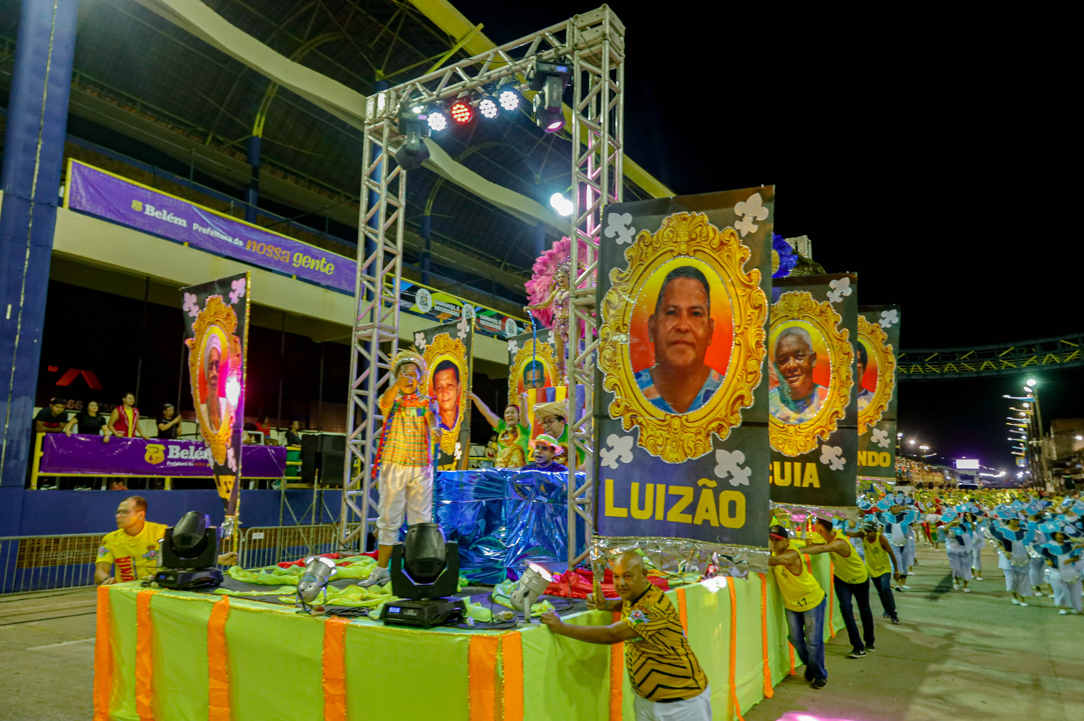 Todas as cores da alegria explodem no início do carnaval de Belém, com as escolas do segundo grupo