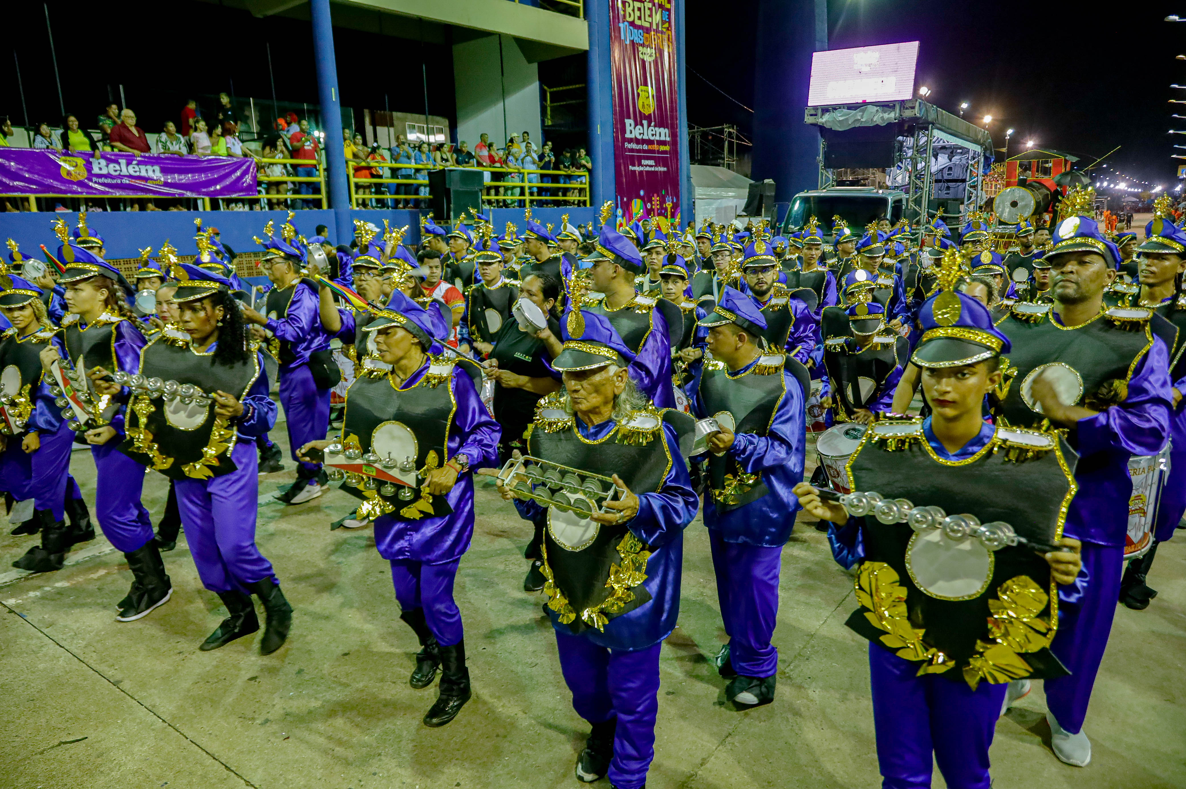 Todas as cores da alegria explodem no início do carnaval de Belém, com as escolas do segundo grupo