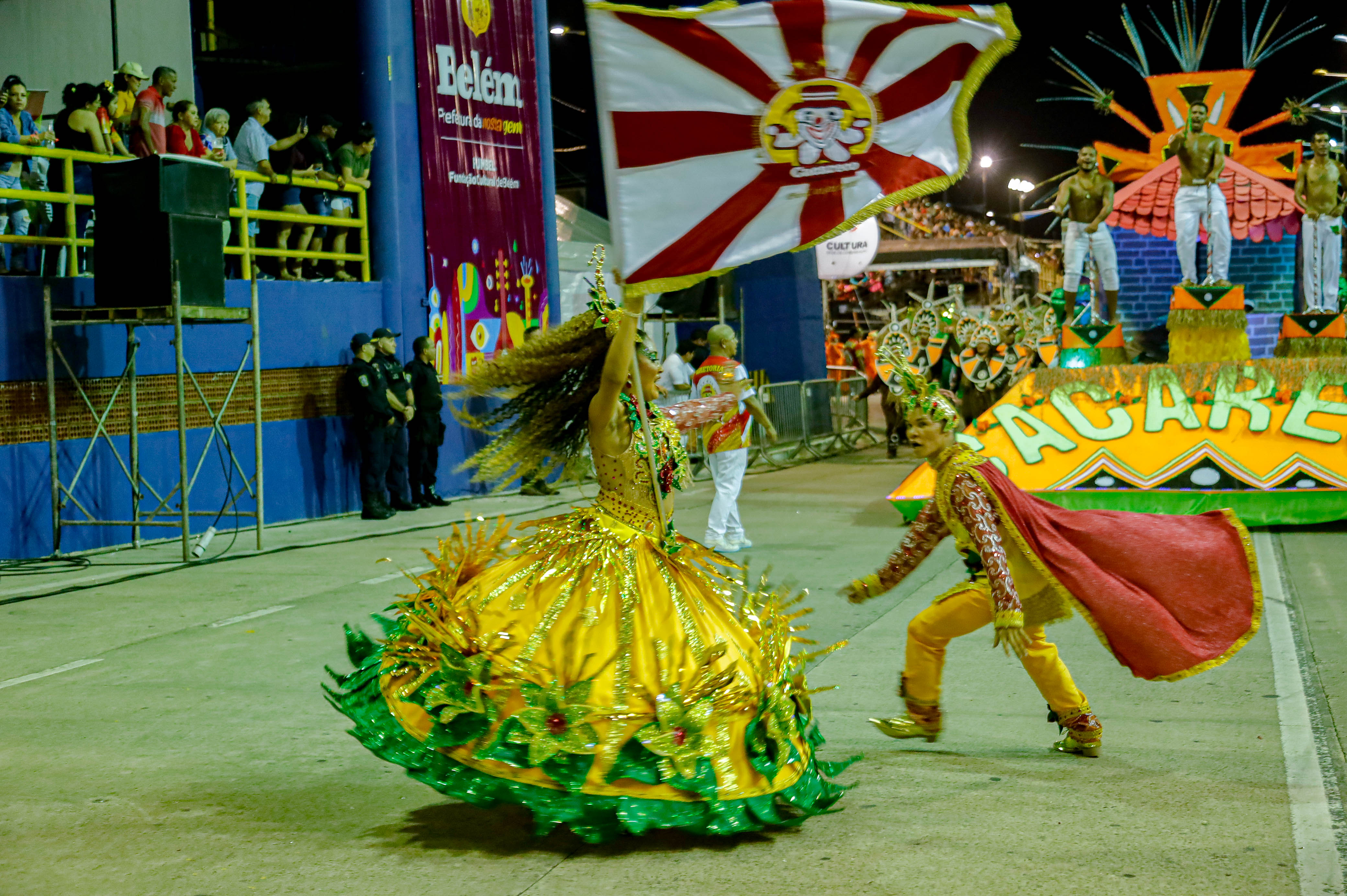 Todas as cores da alegria explodem no início do carnaval de Belém, com as escolas do segundo grupo