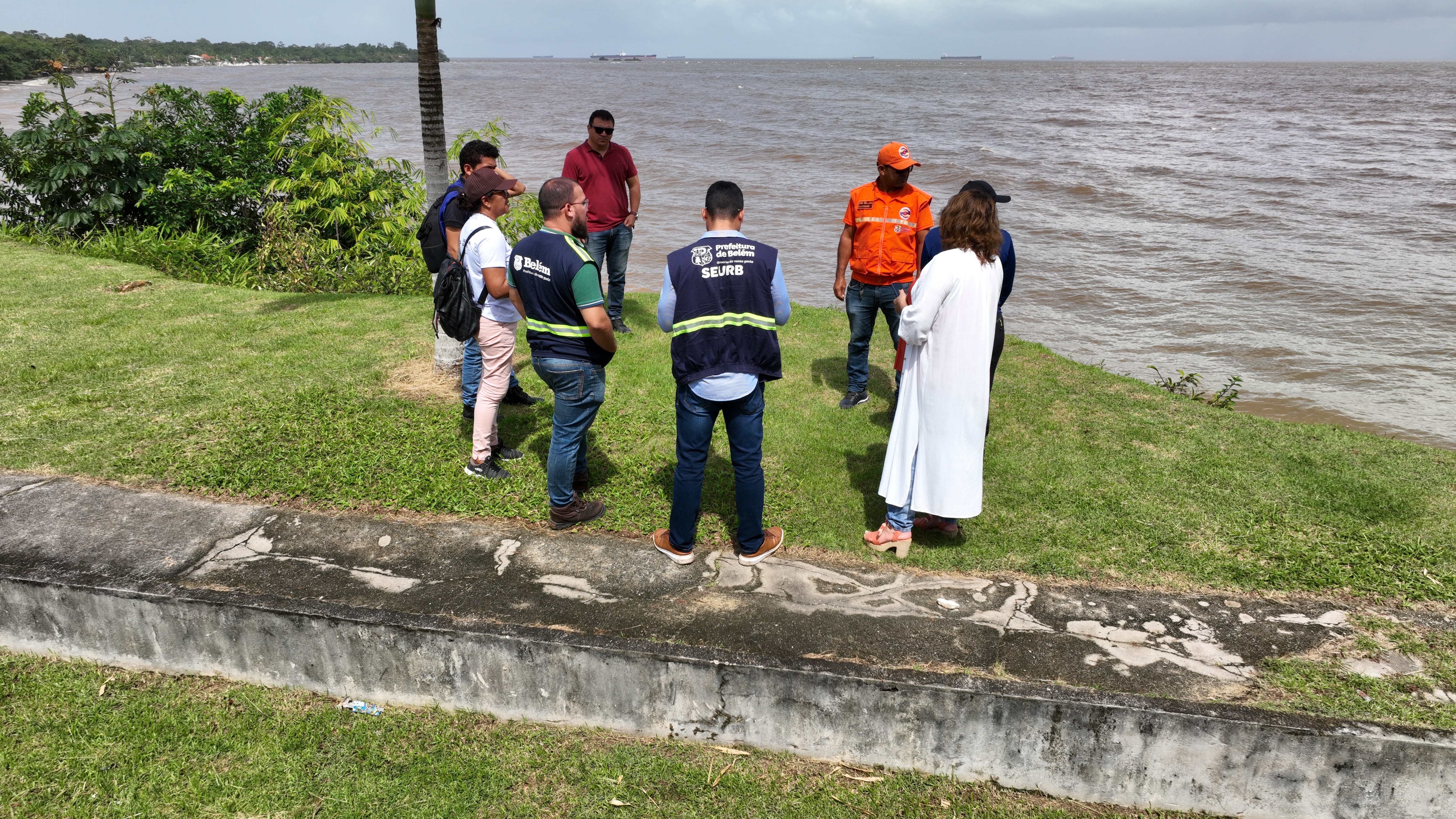 Comissão vistoria áreas de erosão costeira em Mosqueiro para criação de projetos de contenção