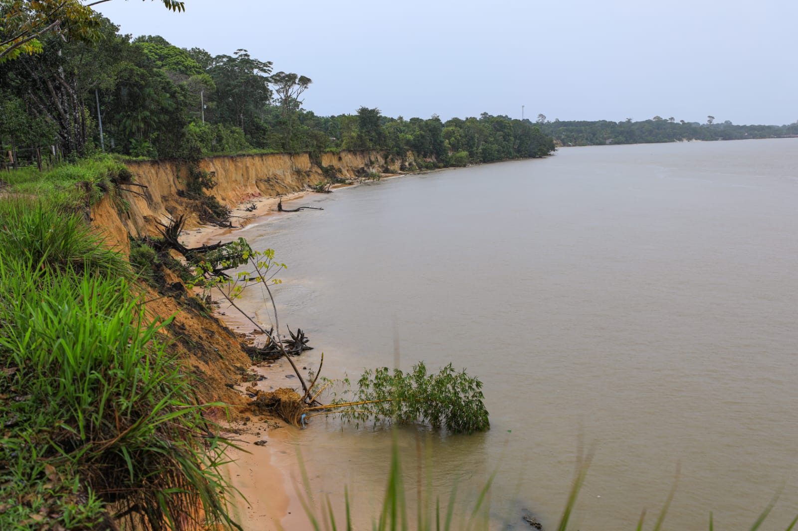 Prefeitura de Belém faz vistoria em área de erosão em Cotijuba e anuncia obras e assistência às famílias
