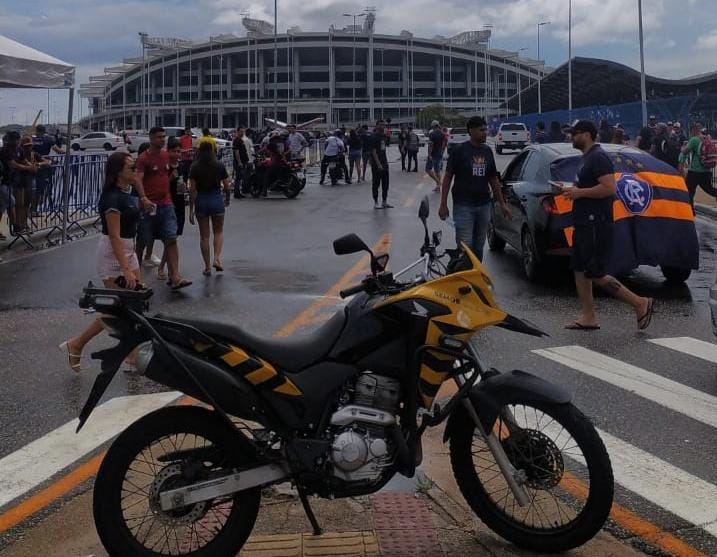 Agentes da Semob orientam e fiscalizam o trânsito e a oferta de ônibus no acesso ao Mangueirão