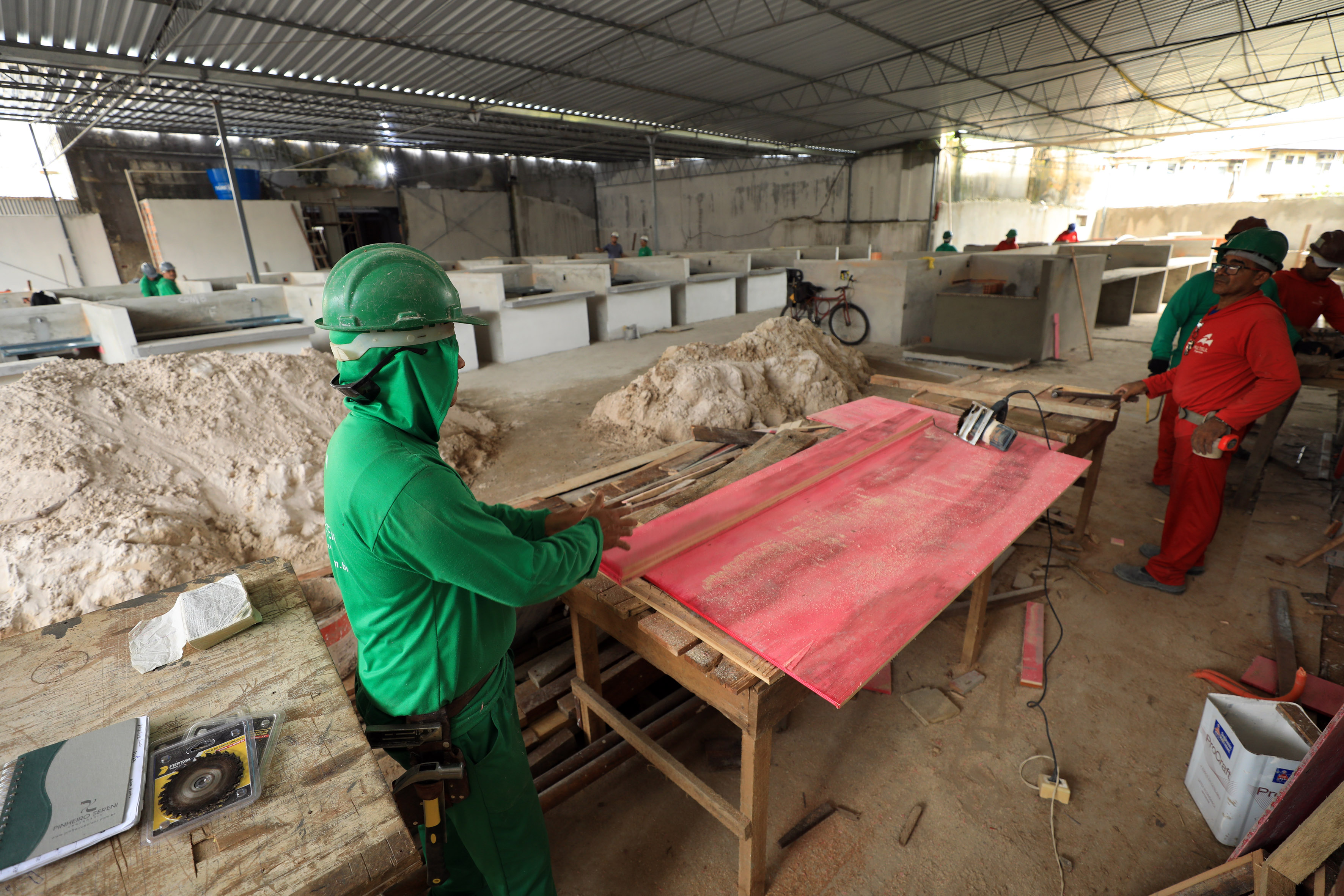 Obras da feira provisória para abrigar comerciantes do Mercado de São Brás serão concluídas ainda em abril