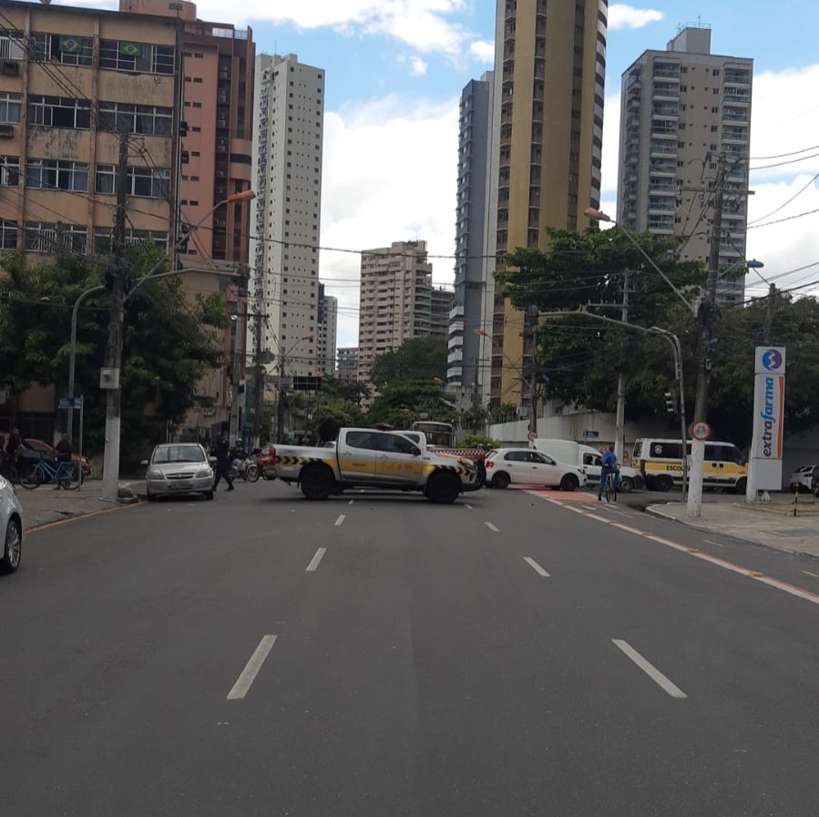Desabamento em prédio causa interdição na rua dos Mundurucus, neste sábado, 13