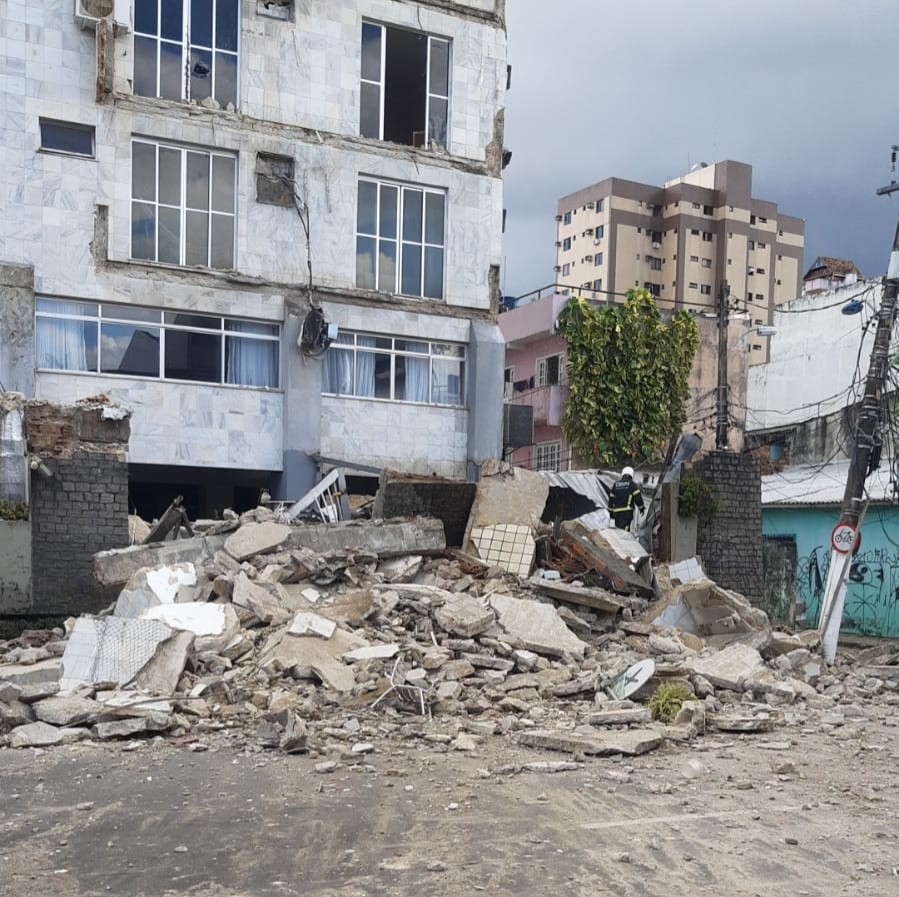 Desabamento em prédio causa interdição na rua dos Mundurucus, neste sábado, 13