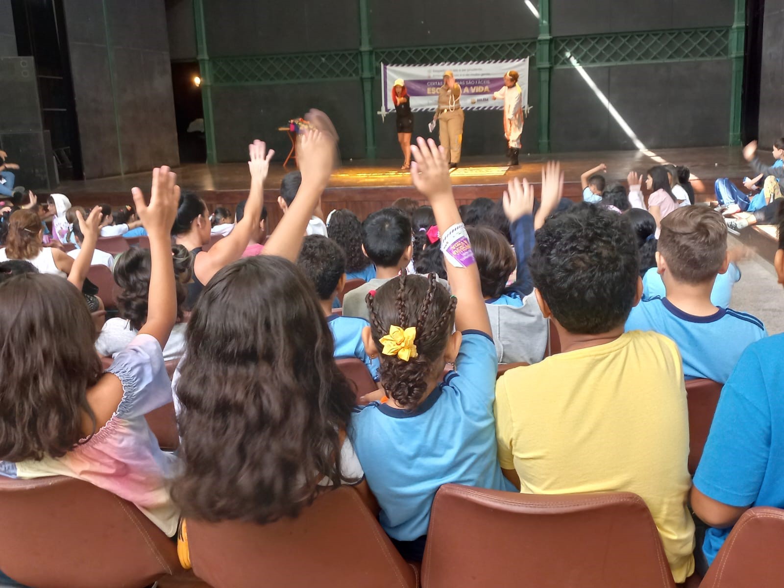 Arte é utilizada para alunos da rede municipal de ensino aprenderem sobre trânsito seguro