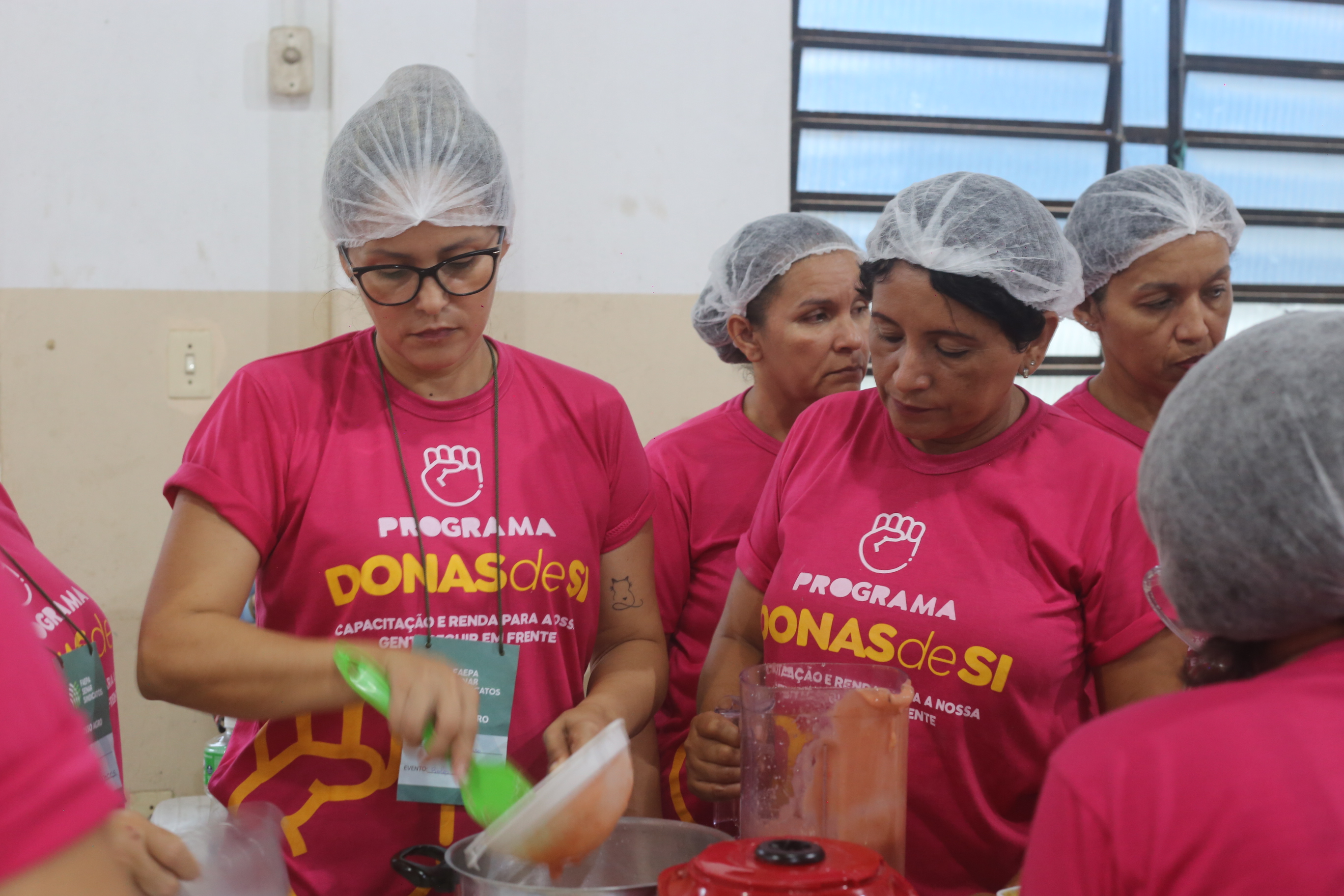 Programa Donas de Si leva opção de renda para mulheres da Terra Firme com curso de bolos e doces