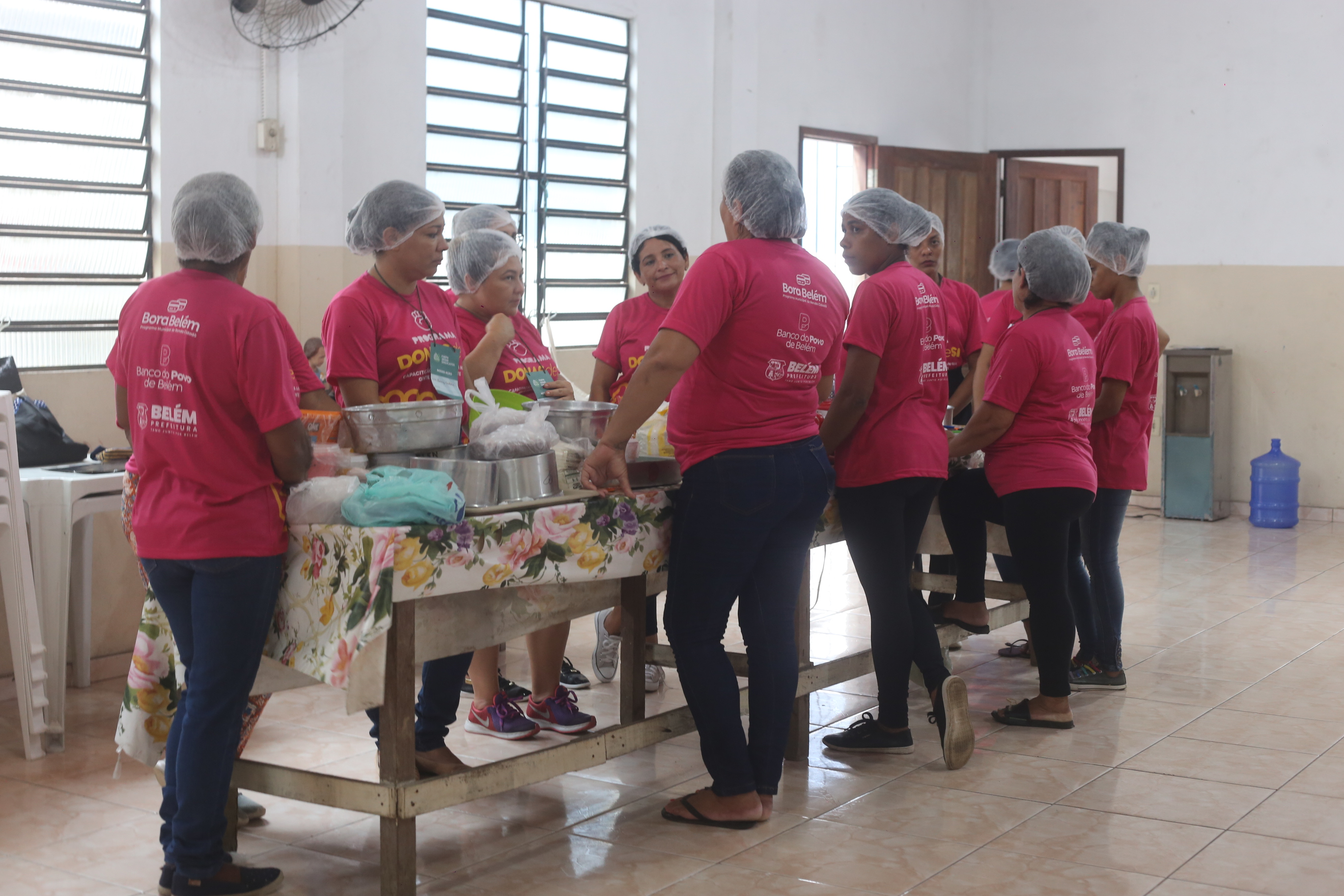 Programa Donas de Si leva opção de renda para mulheres da Terra Firme com curso de bolos e doces