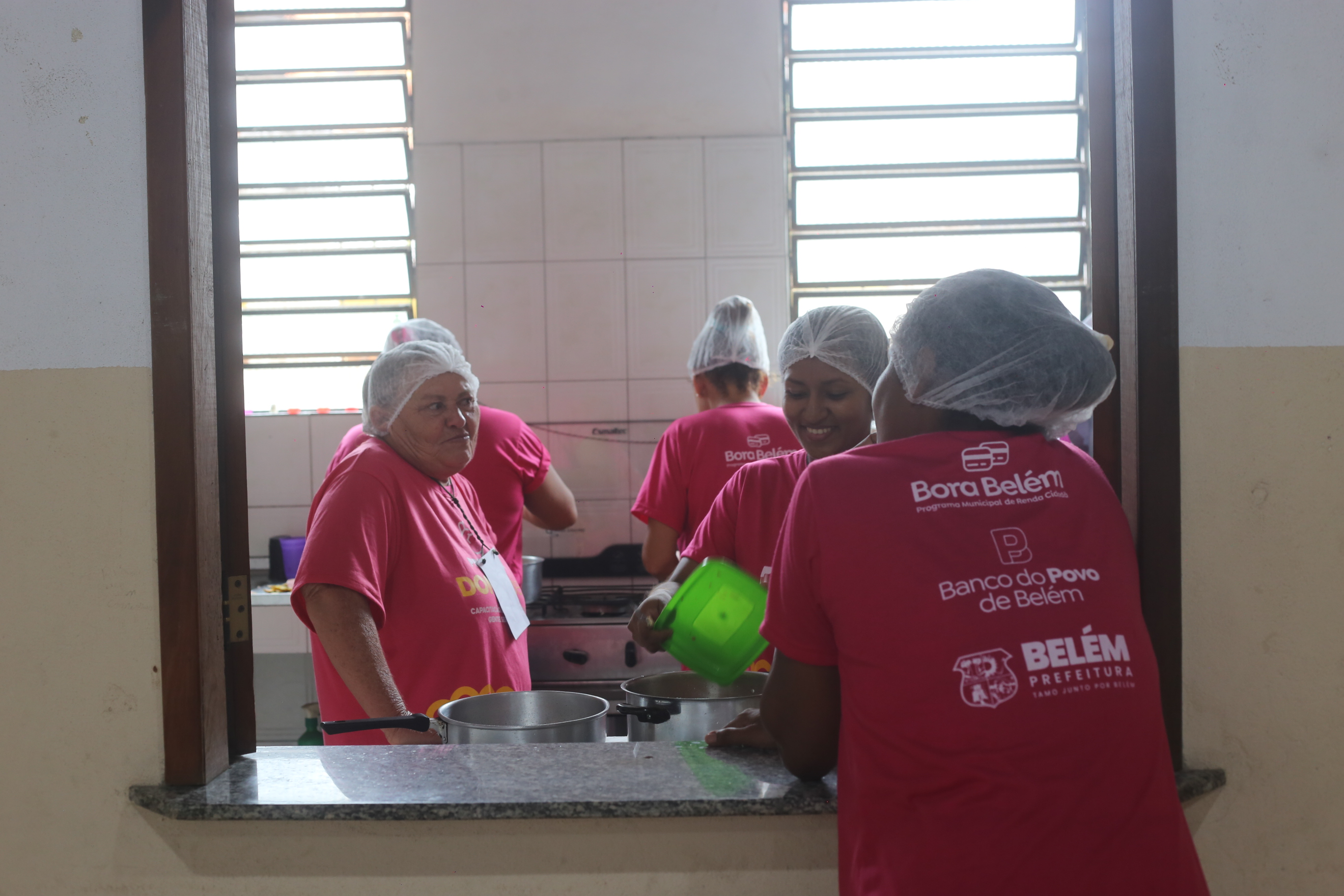 Programa Donas de Si leva opção de renda para mulheres da Terra Firme com curso de bolos e doces