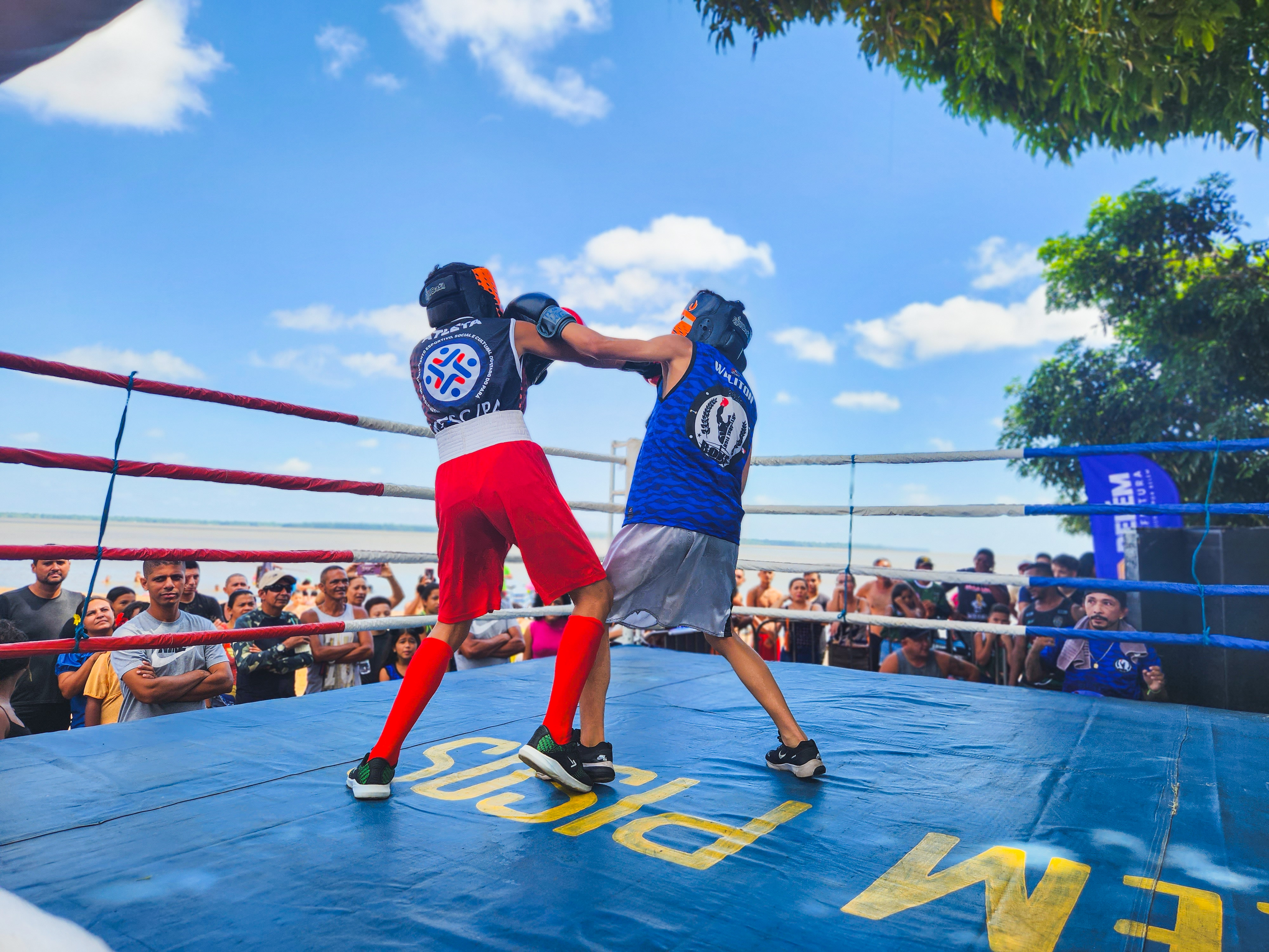Lutas de boxe e atrações musicais animaram o domingo de verão em Icoaraci