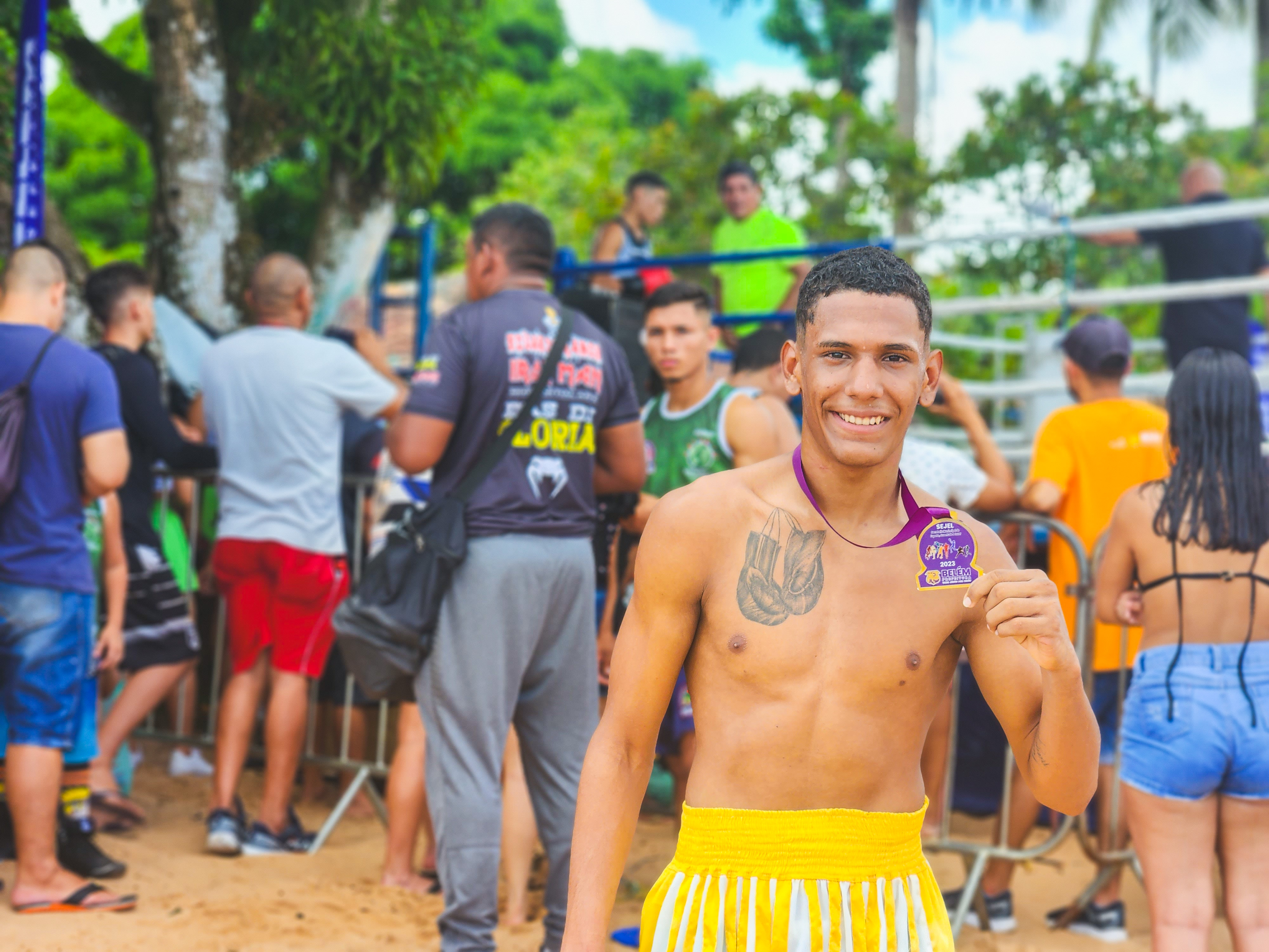 Lutas de boxe e atrações musicais animaram o domingo de verão em Icoaraci