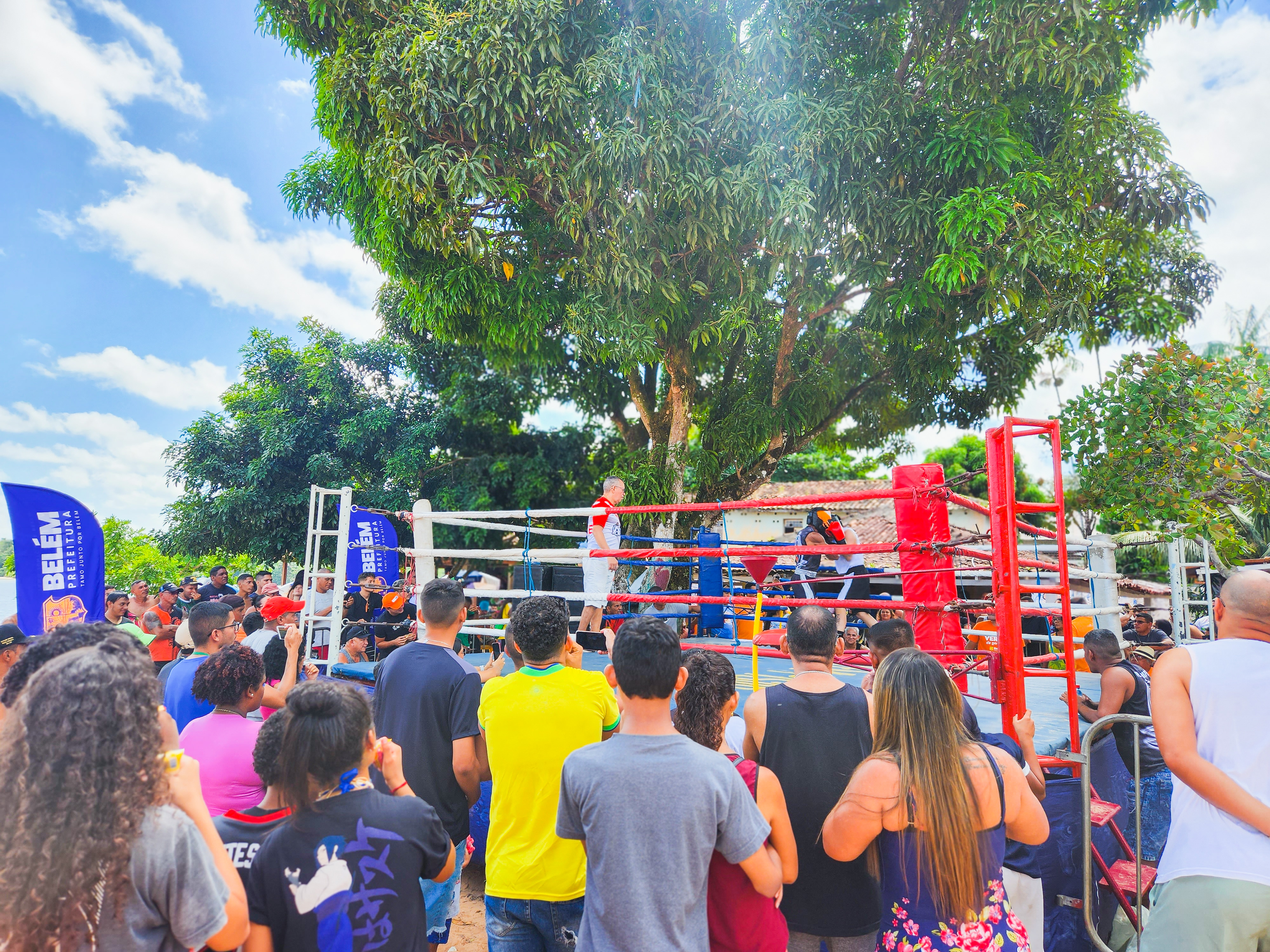 Lutas de boxe e atrações musicais animaram o domingo de verão em Icoaraci