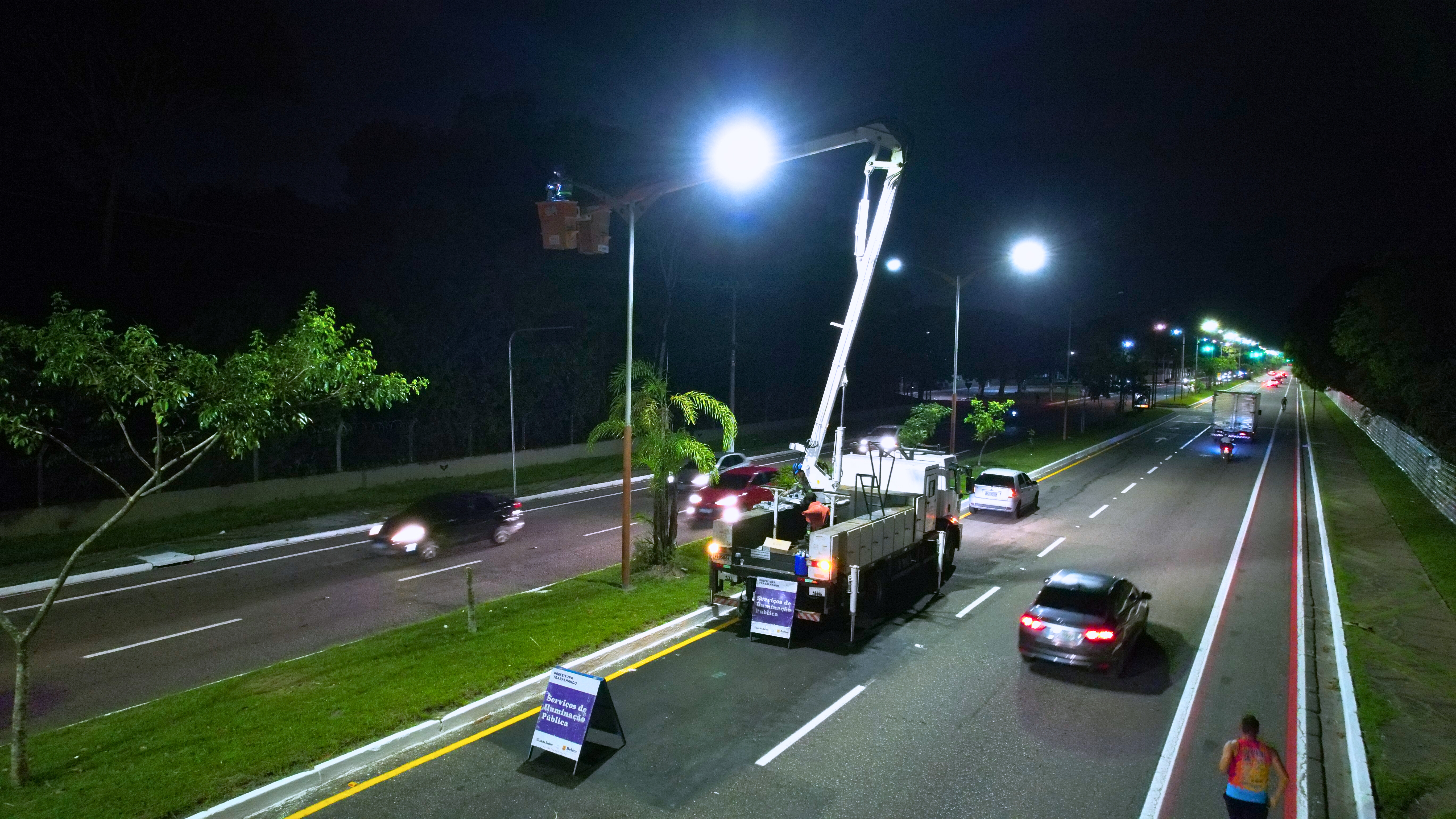 Avenida Júlio César recebe nova e moderna iluminação com a instalação de mais de 400 pontos de LED