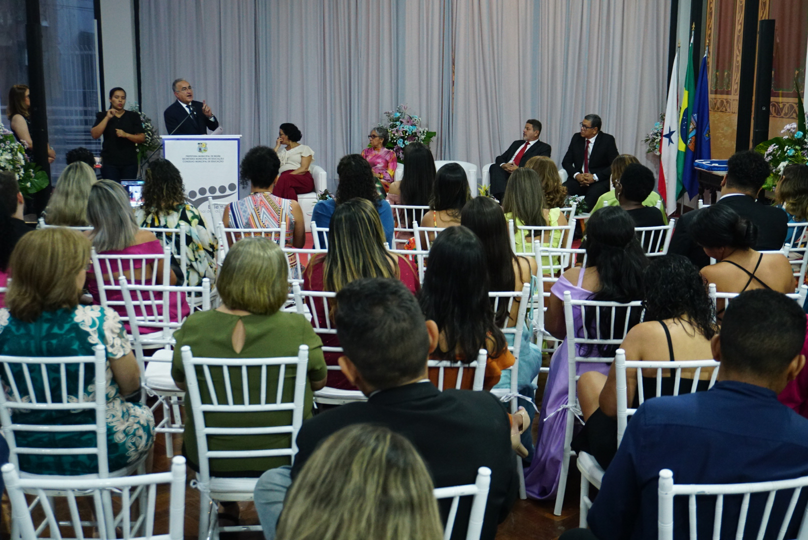 Conselho Municipal de Educação homenageia o prefeito Edmilson Rodrigues com a medalha Paulo Freire