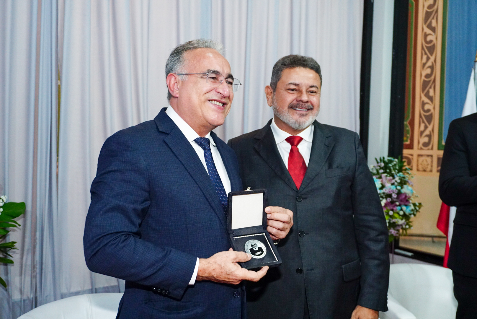 Conselho Municipal de Educação homenageia o prefeito Edmilson Rodrigues com a medalha Paulo Freire