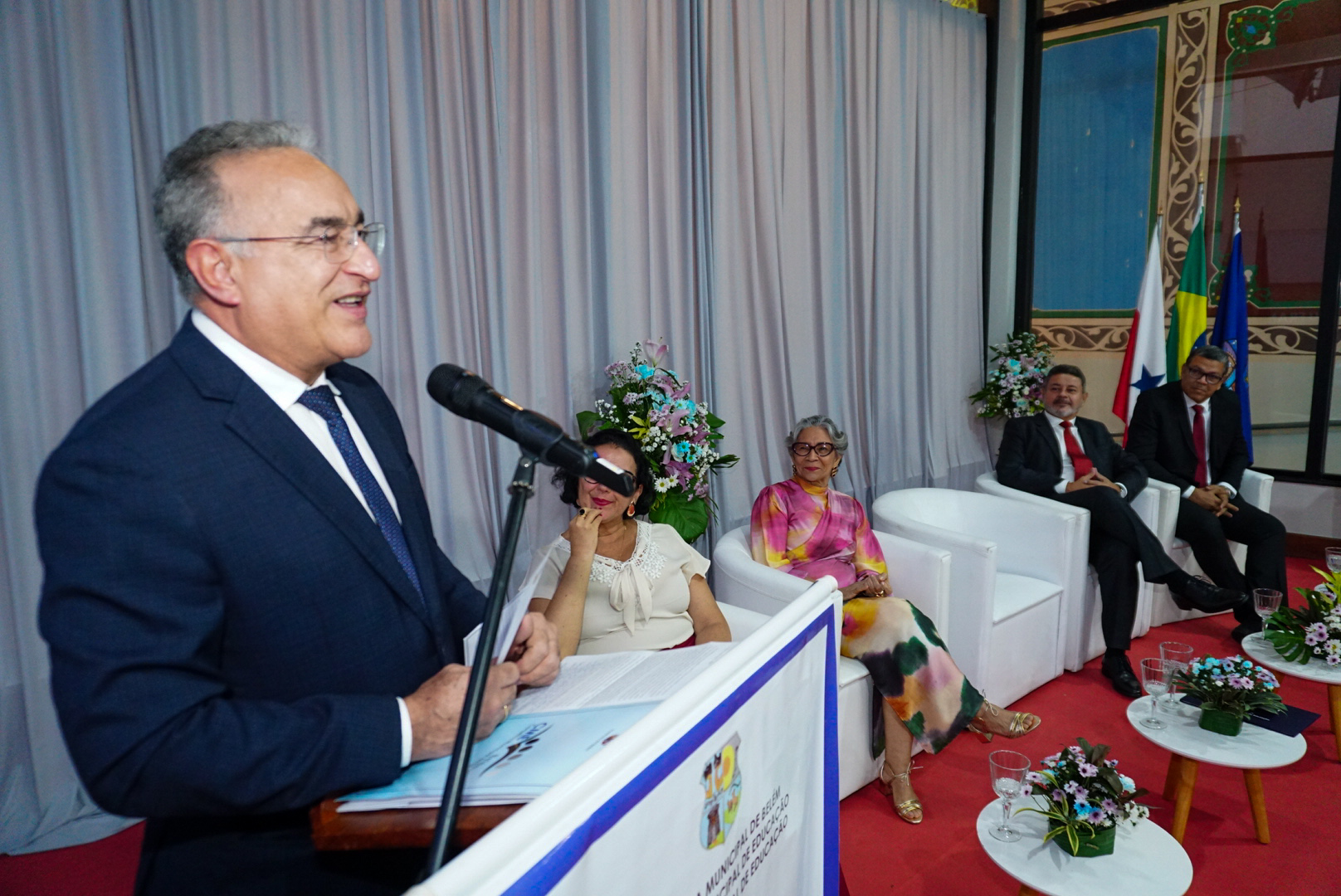 Conselho Municipal de Educação homenageia o prefeito Edmilson Rodrigues com a medalha Paulo Freire