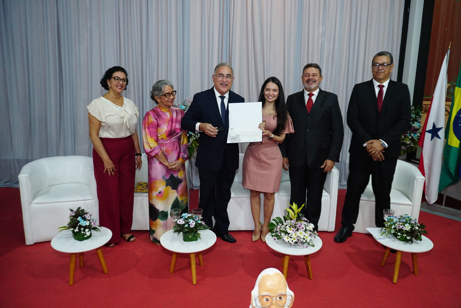 Conselho Municipal de Educação homenageia o prefeito Edmilson Rodrigues com a medalha Paulo Freire