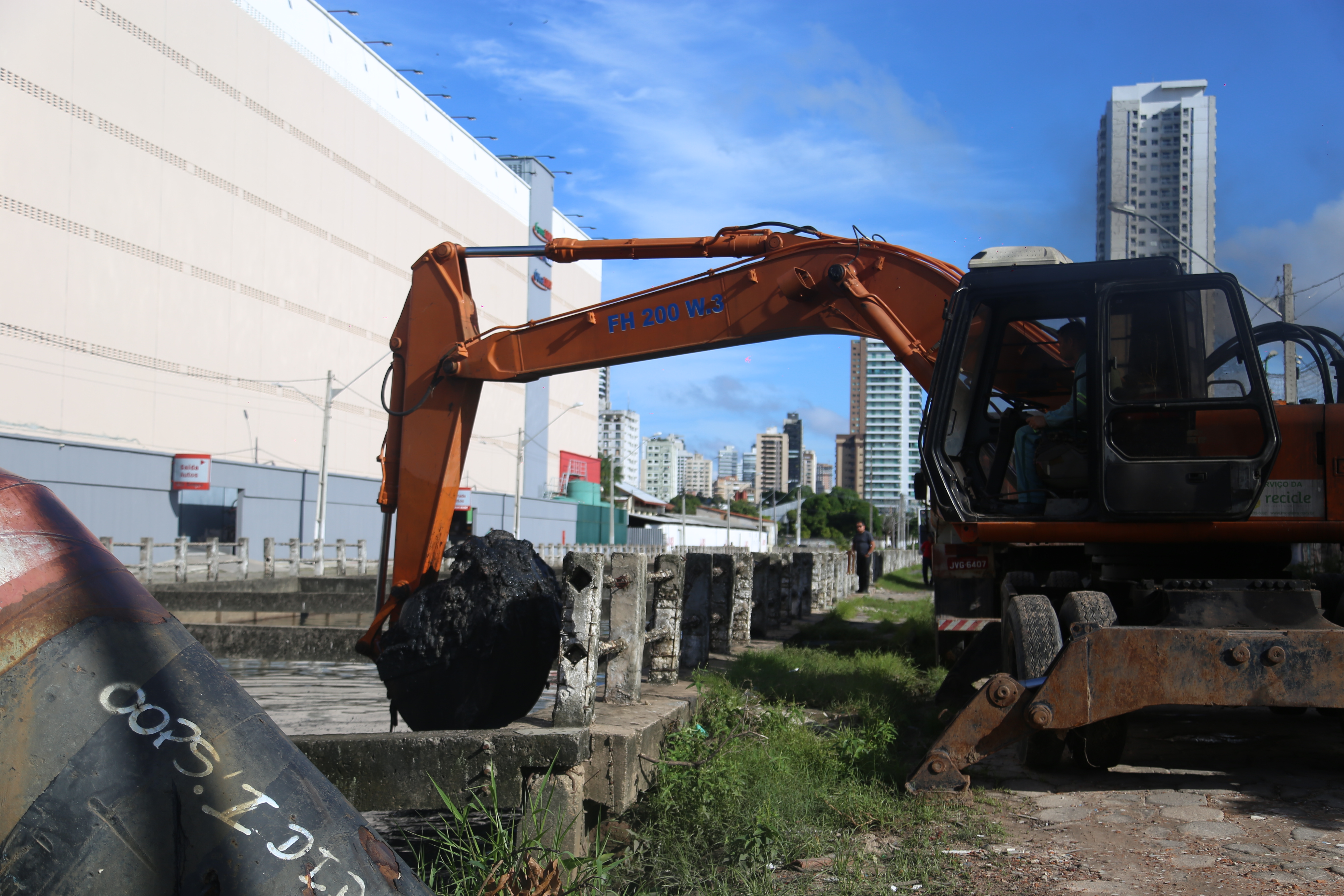 Canal da Generalíssimo Deodoro recebe obras e serviços de limpeza da Prefeitura de Belém