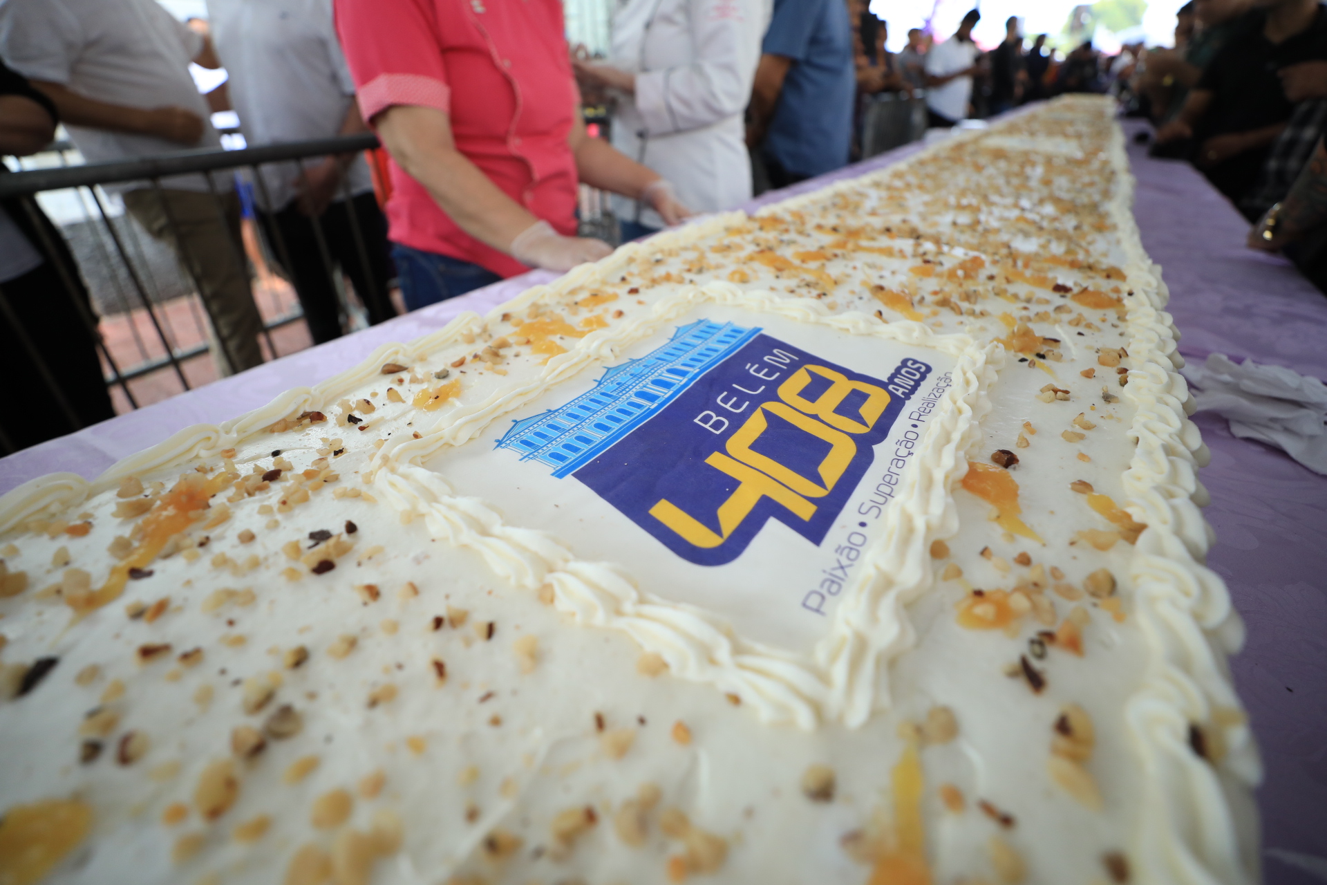 Bolo de aniversário de dez metros em homenagem aos 408 anos da capital paraense